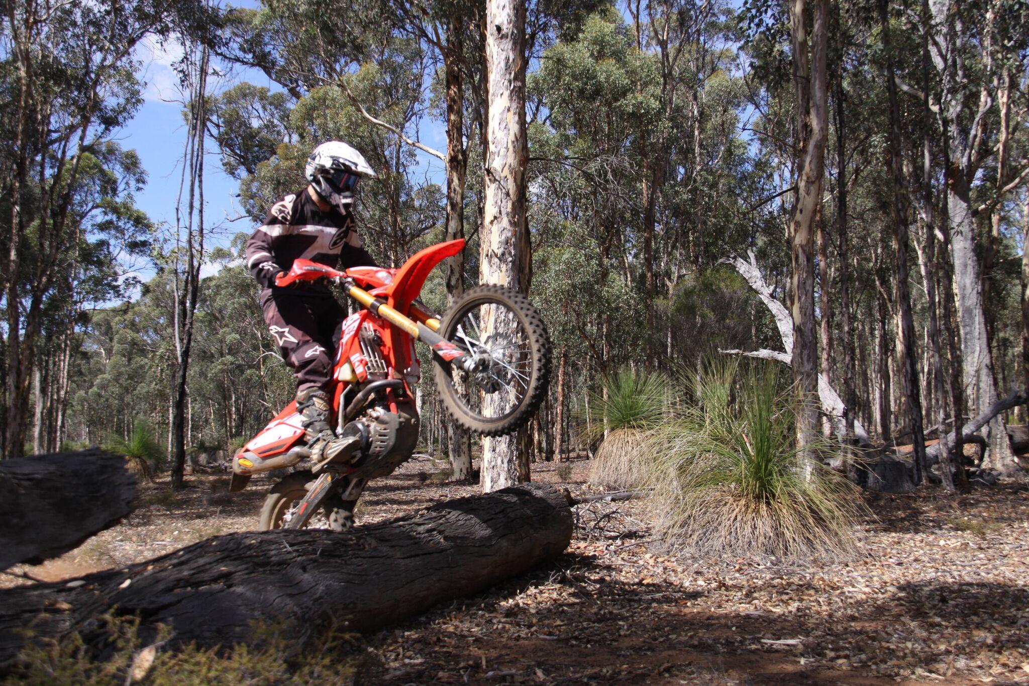 Practicing log hops r/Dirtbikes