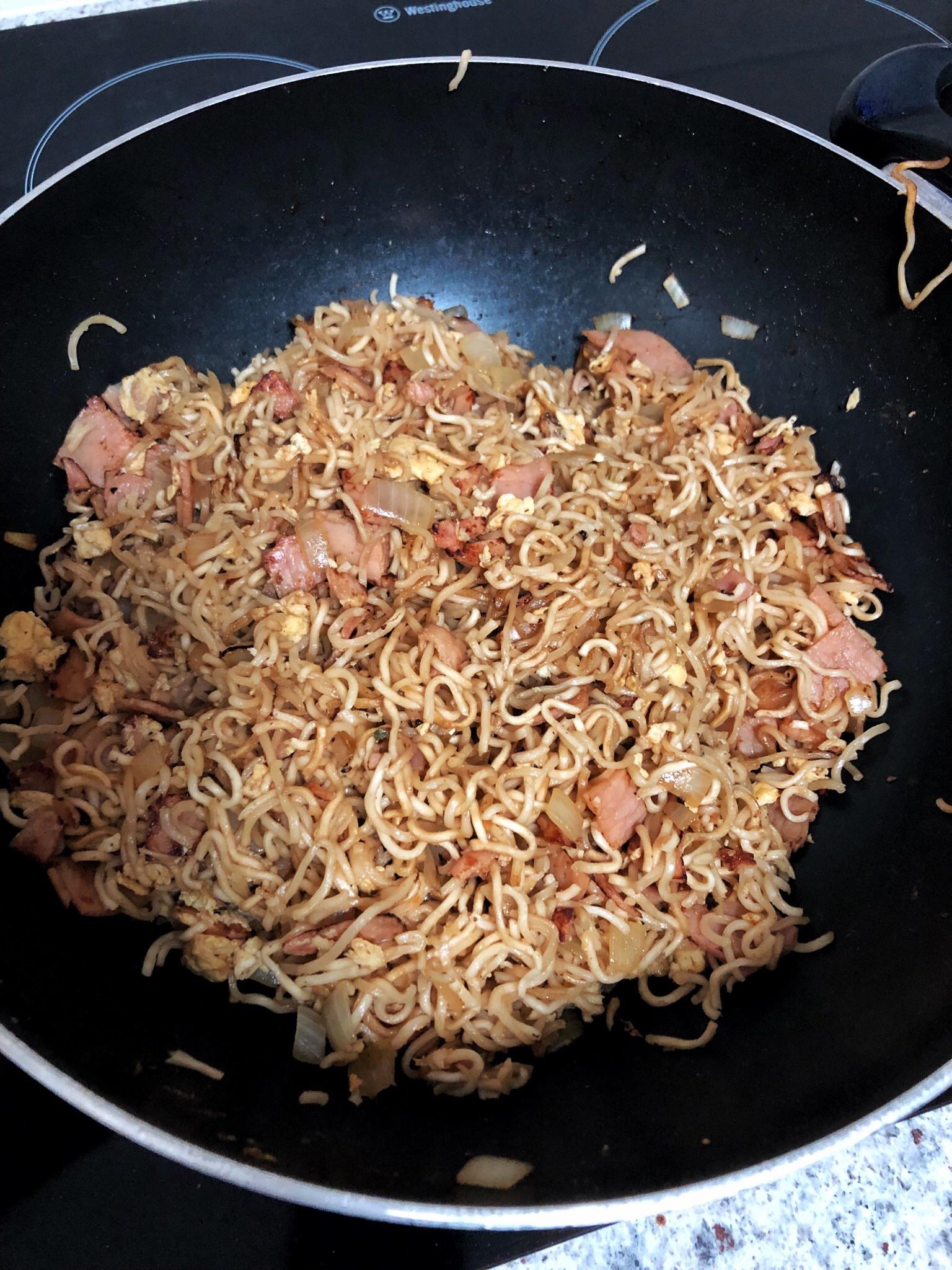 Fried noodles with crispy bacon goodness r/shittyfoodporn