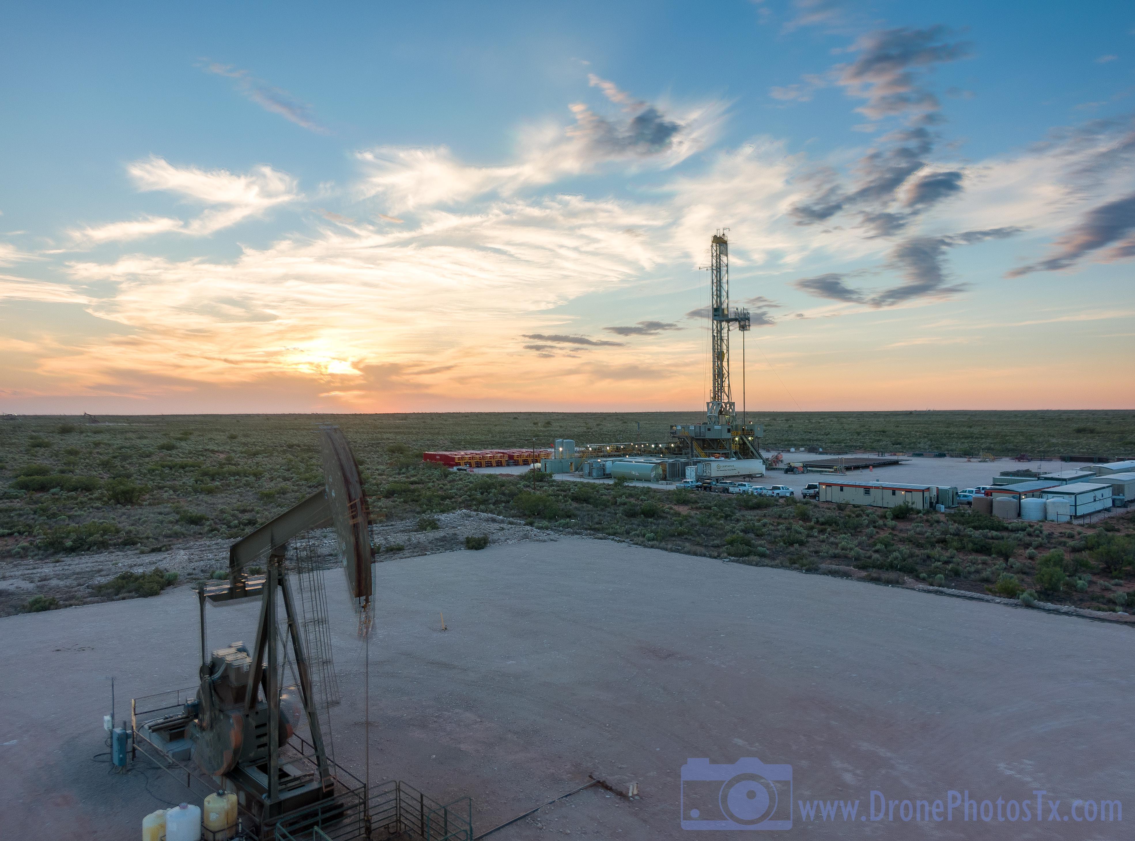 Tonight's sunset from the West Tx oilfield. r/pics
