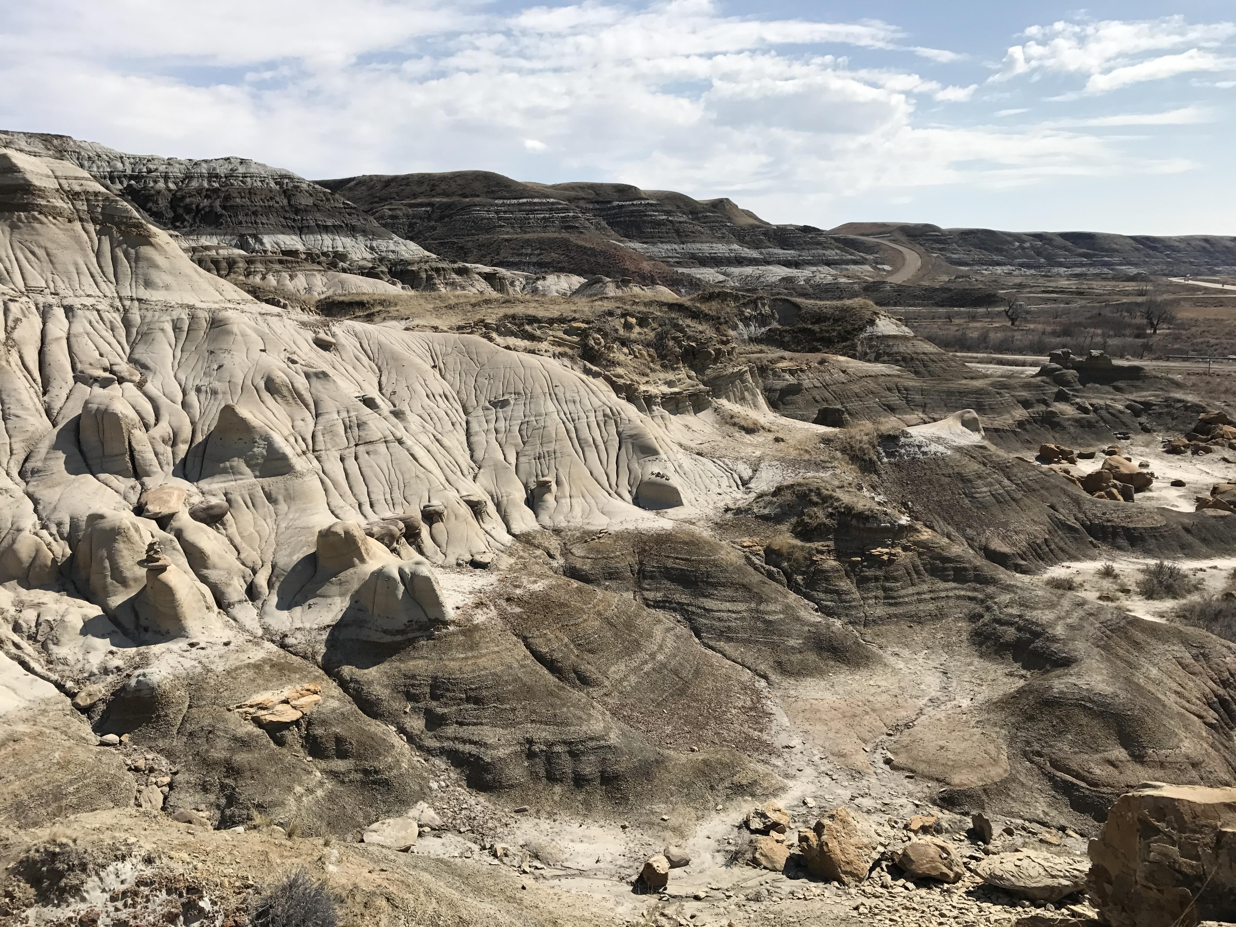 Badlands of Drumheller, Alberta, Canada [4032x3024] [OC] r/EarthPorn