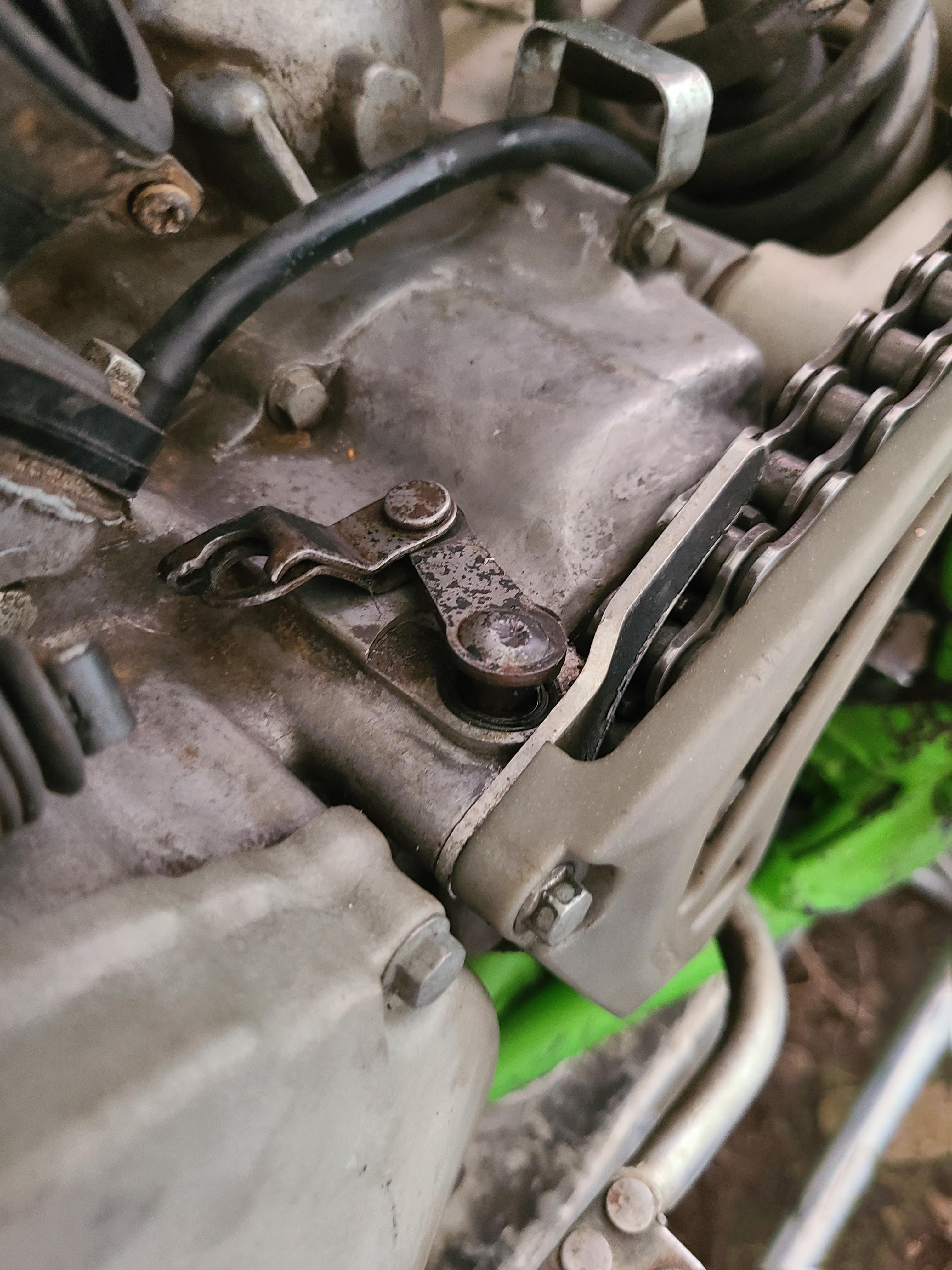 Clutch won't engage. That arm moves when it shouldn't. r/Dirtbikes