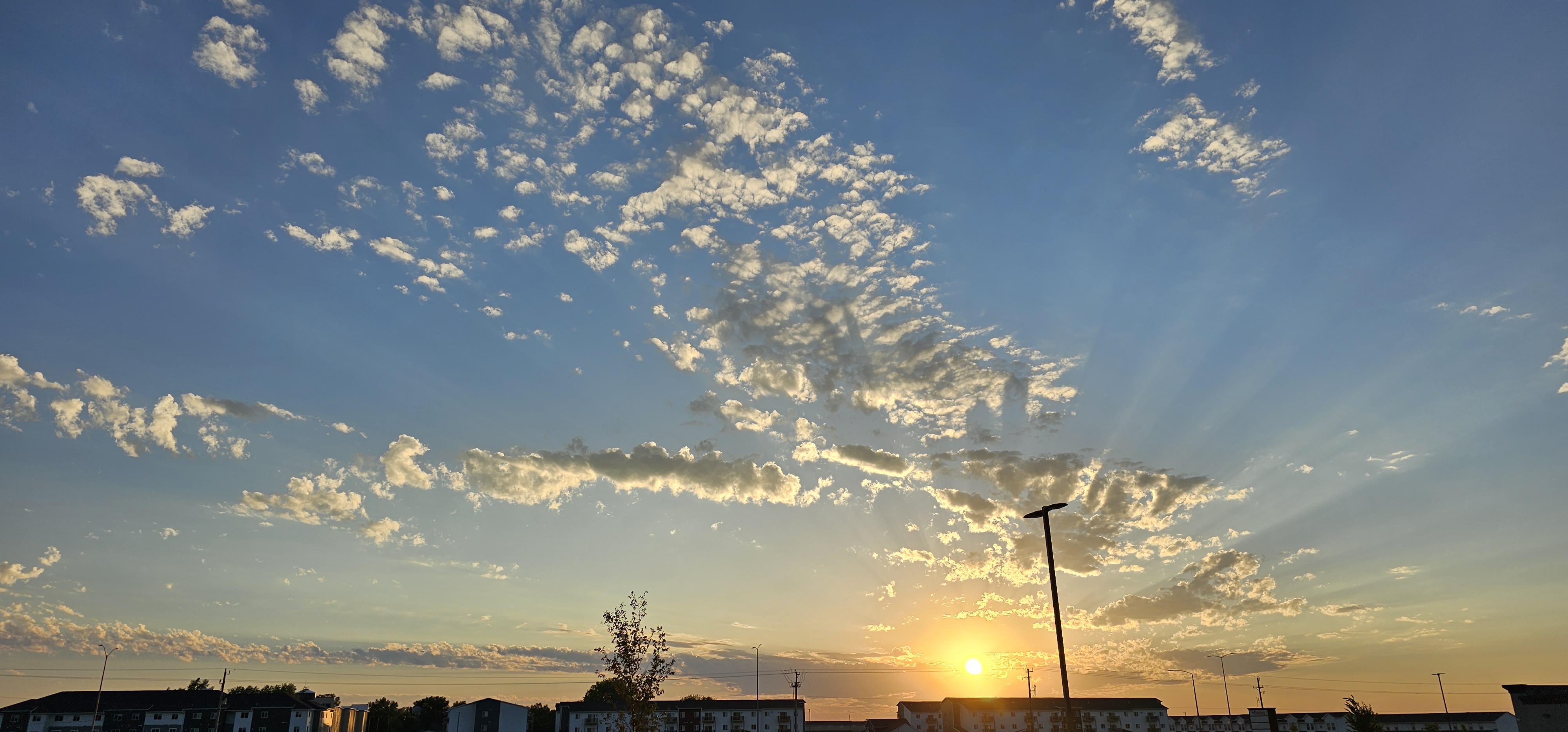 The best skies are in grocery store parking lots. Sioux Falls, SD r/SkyPorn