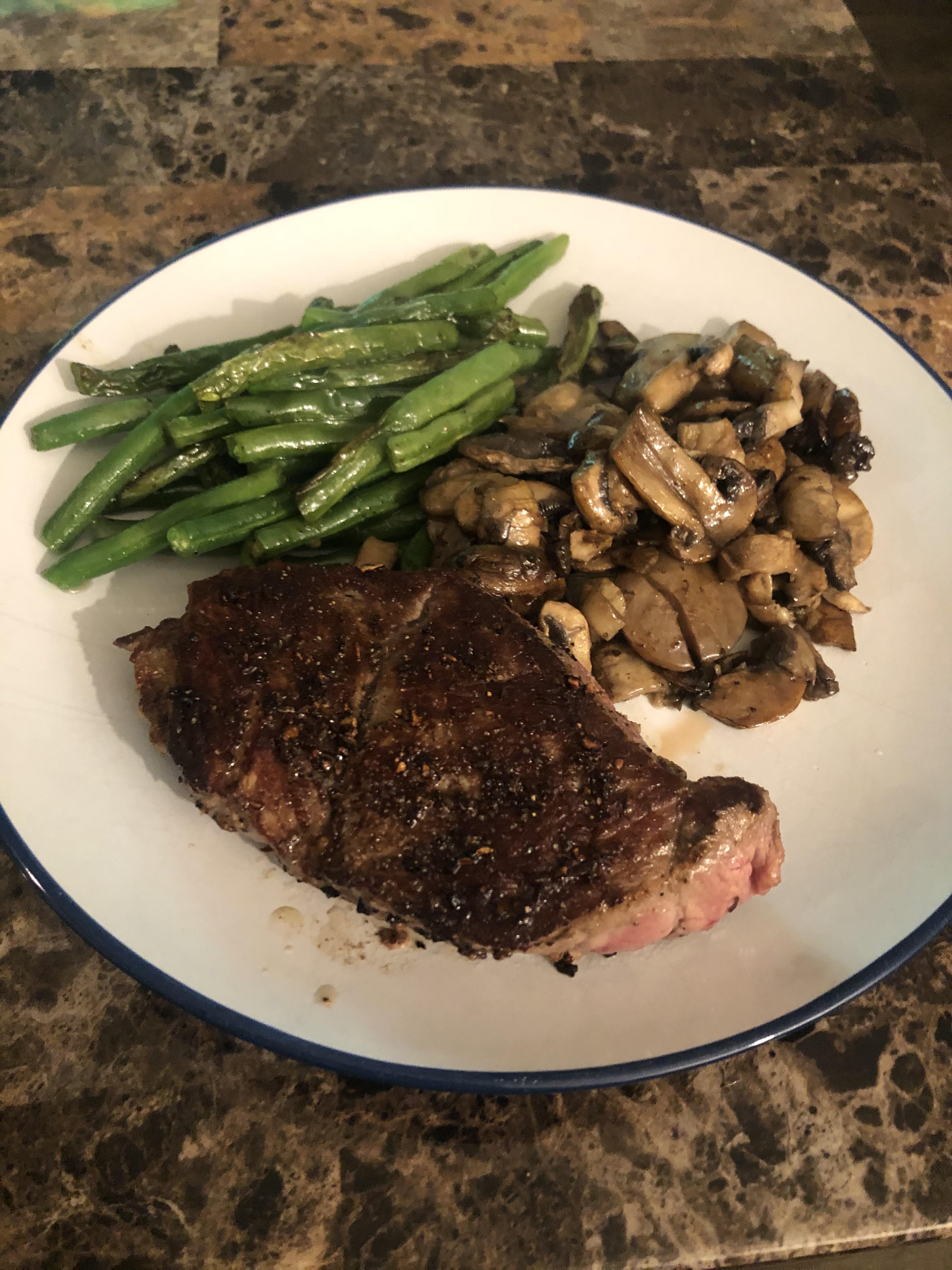 Sirloin Steak medium rare, fresh green beans, and sautéed mushrooms r