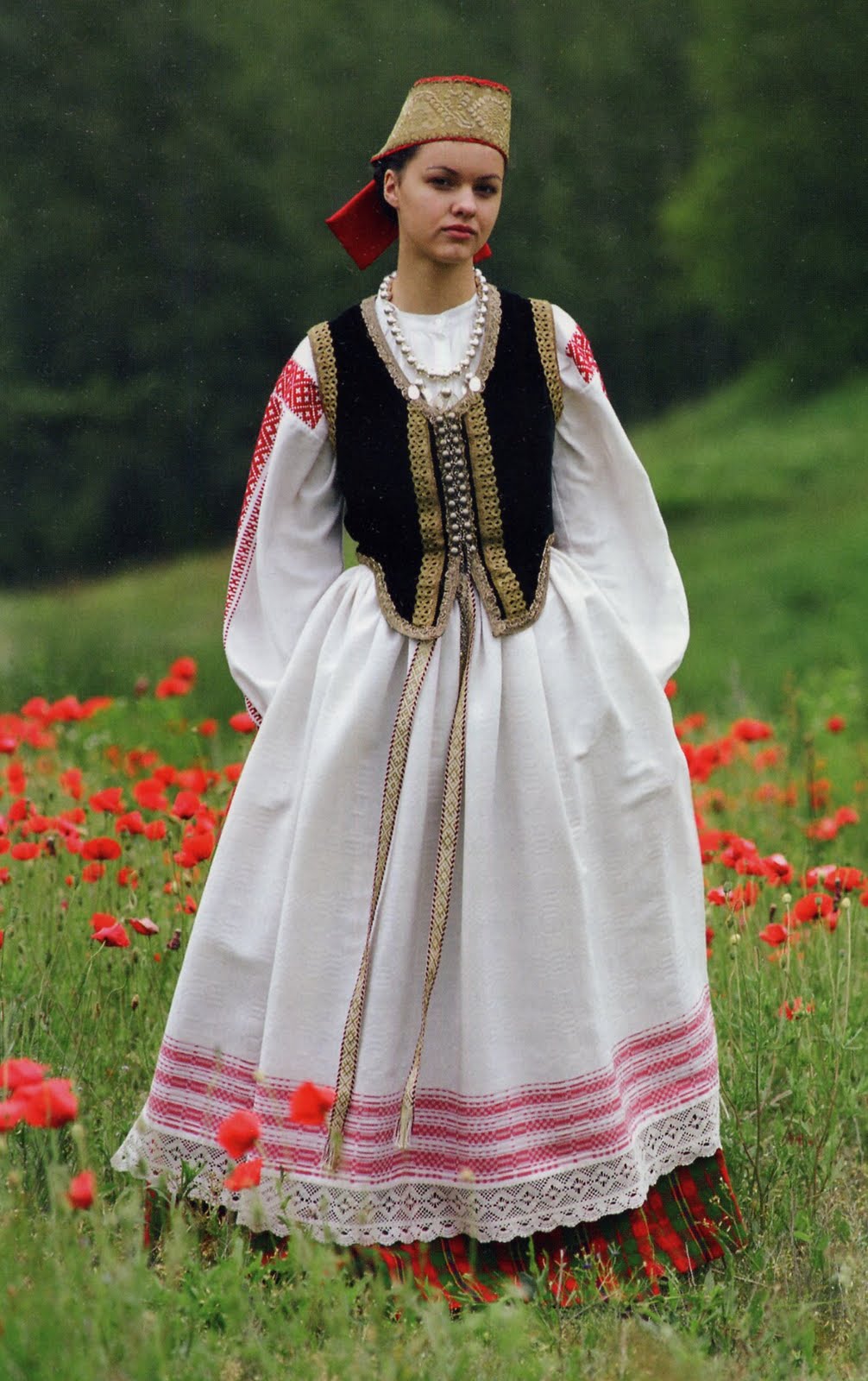 A Lithuanian woman wearing a folk costume [1006 × 1600] r/HumanPorn