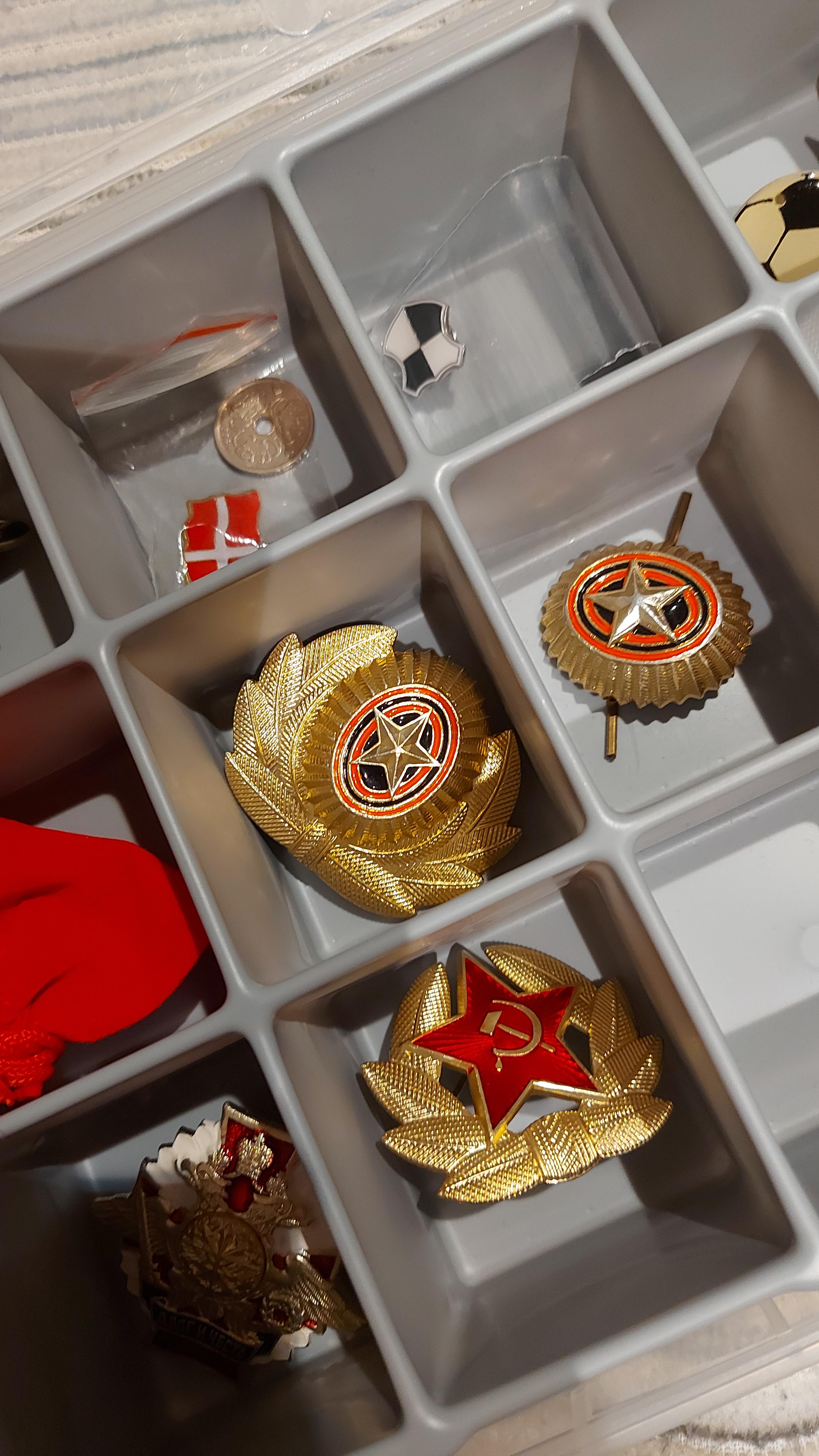 What do the black and orange signs mean? r/russian