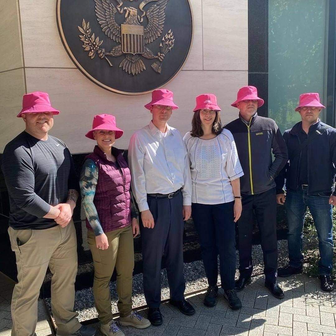 US embassy reopens in Kyïv. Employees wear pink bucket hats r/eurovision