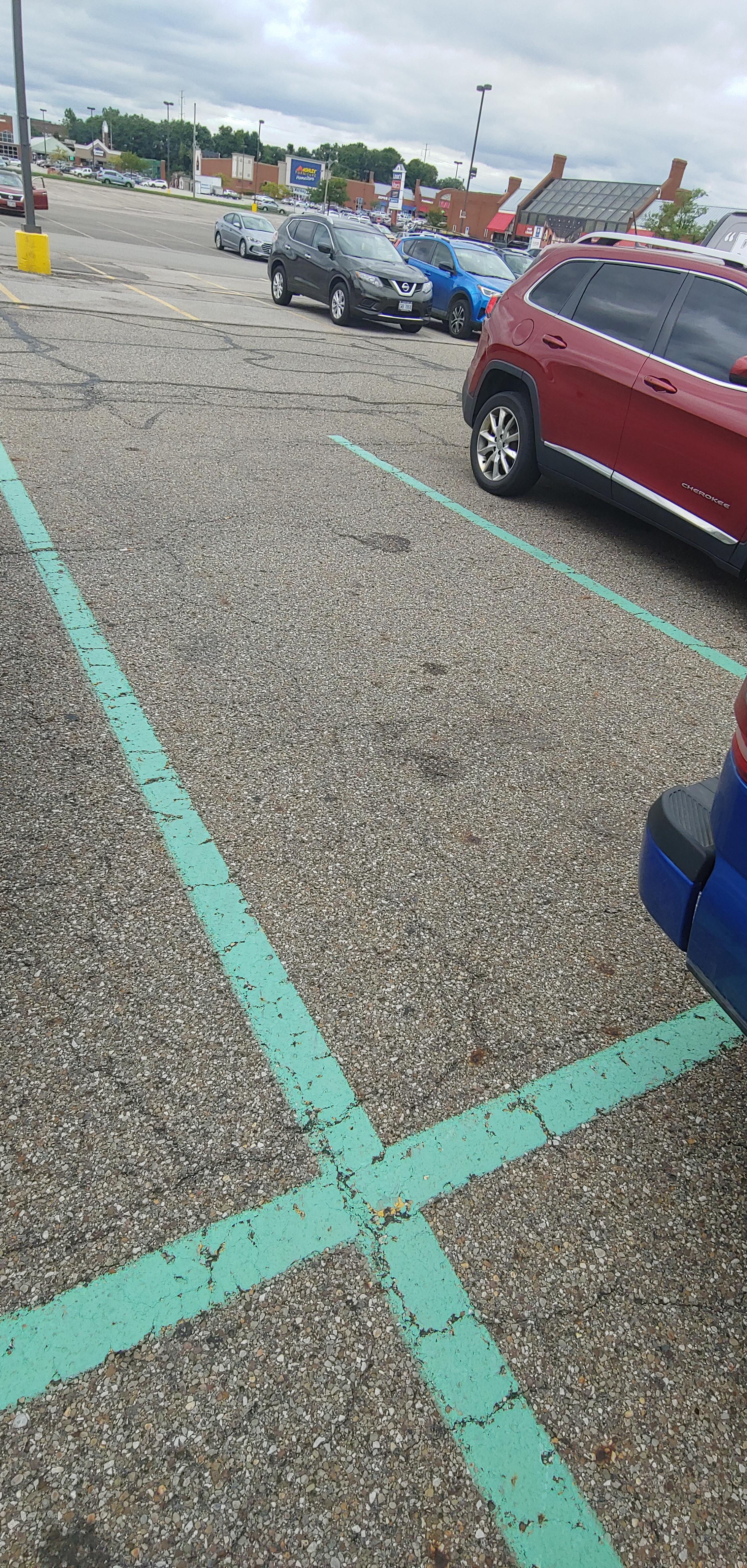 This parking lot has green lines r/mildlyinteresting