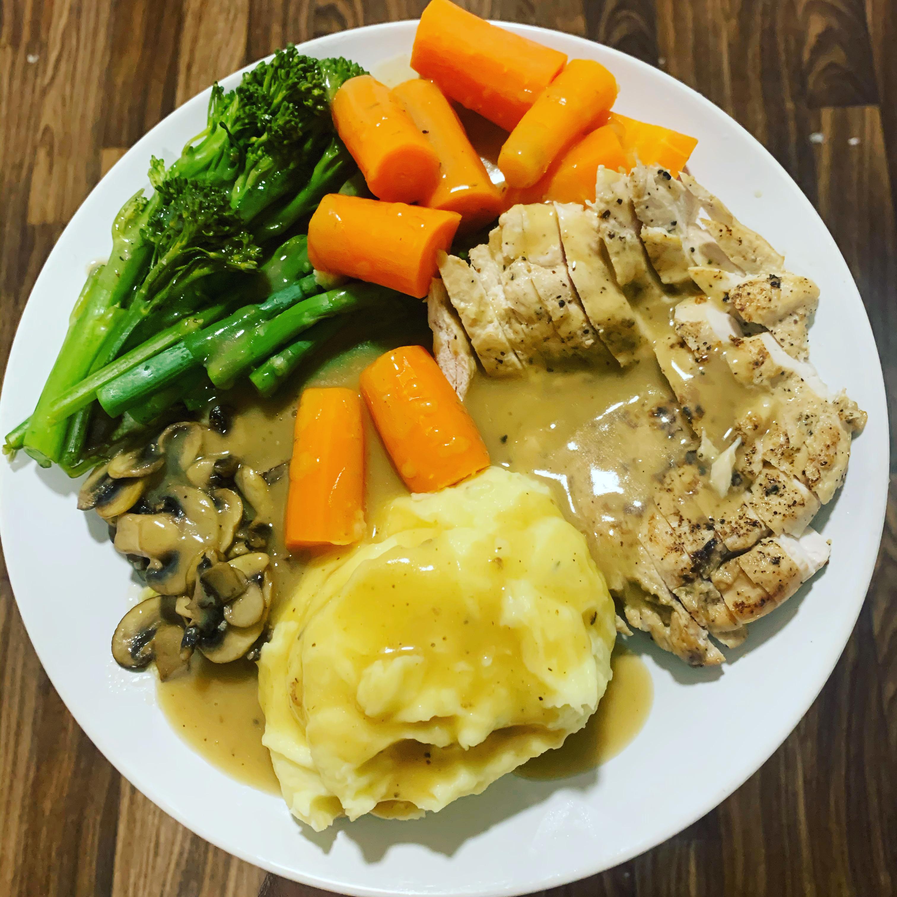 All homemade, roast chicken breast, mash and gravy with veg r/FoodPorn