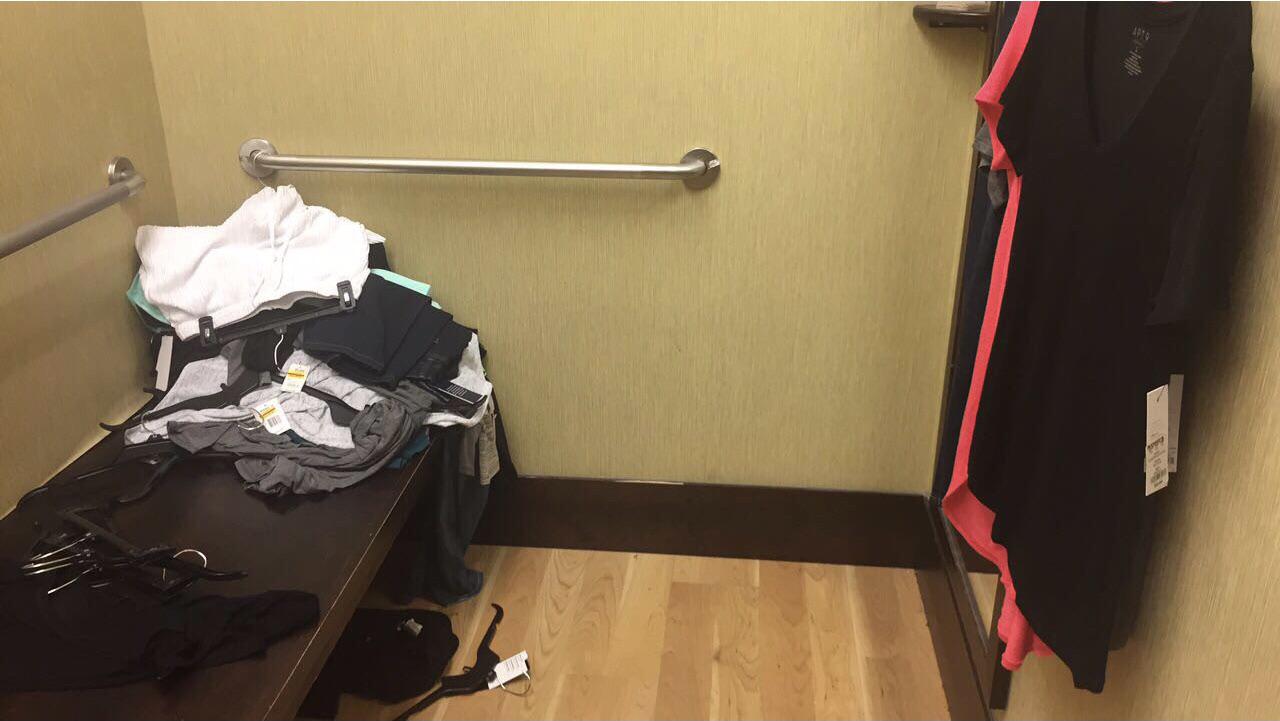 What does the stockroom operations associate job entail? employedbykohls