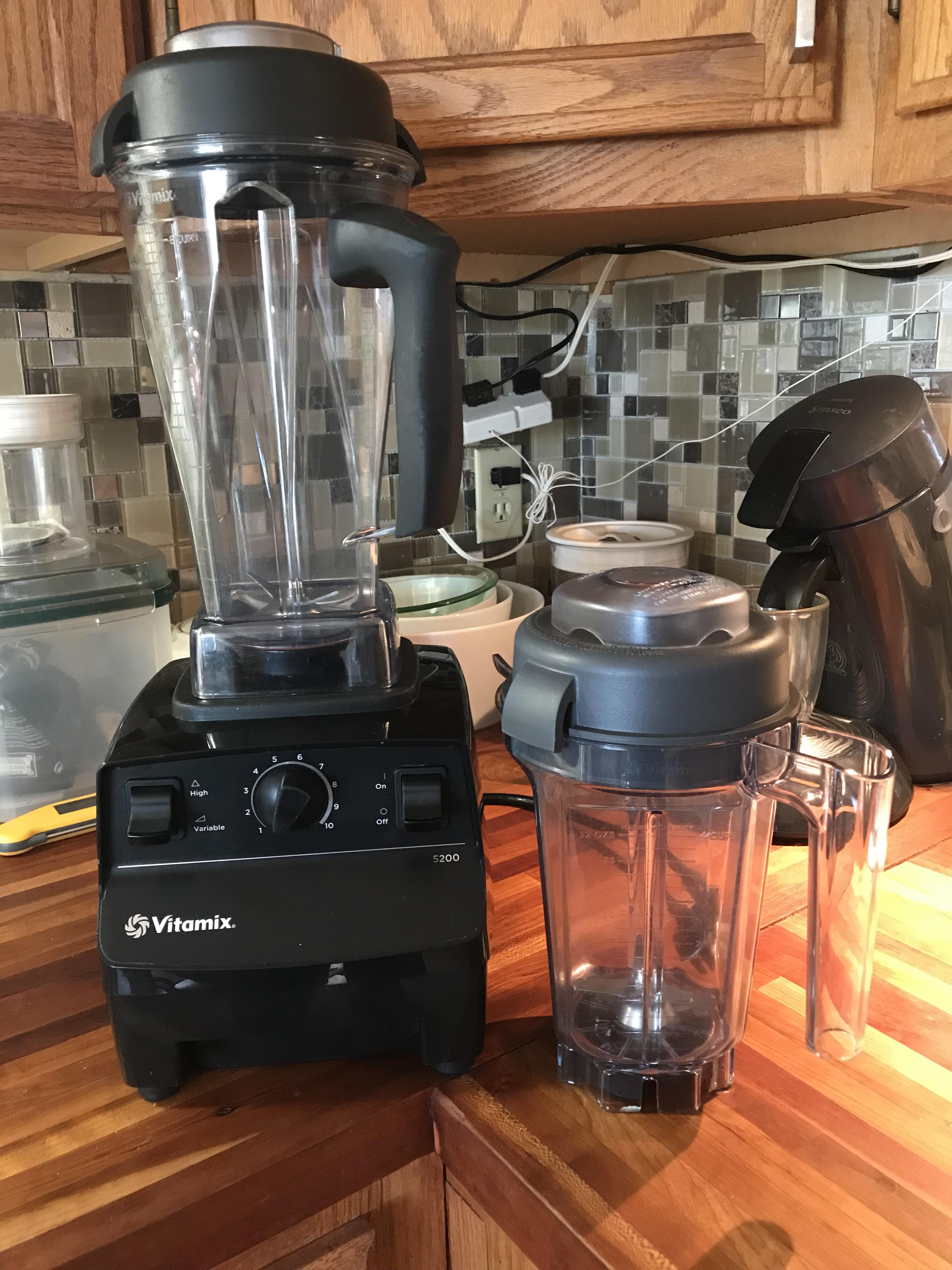 Vitamix 5200 with the dry material jar. 4.99 r/ThriftStoreHauls