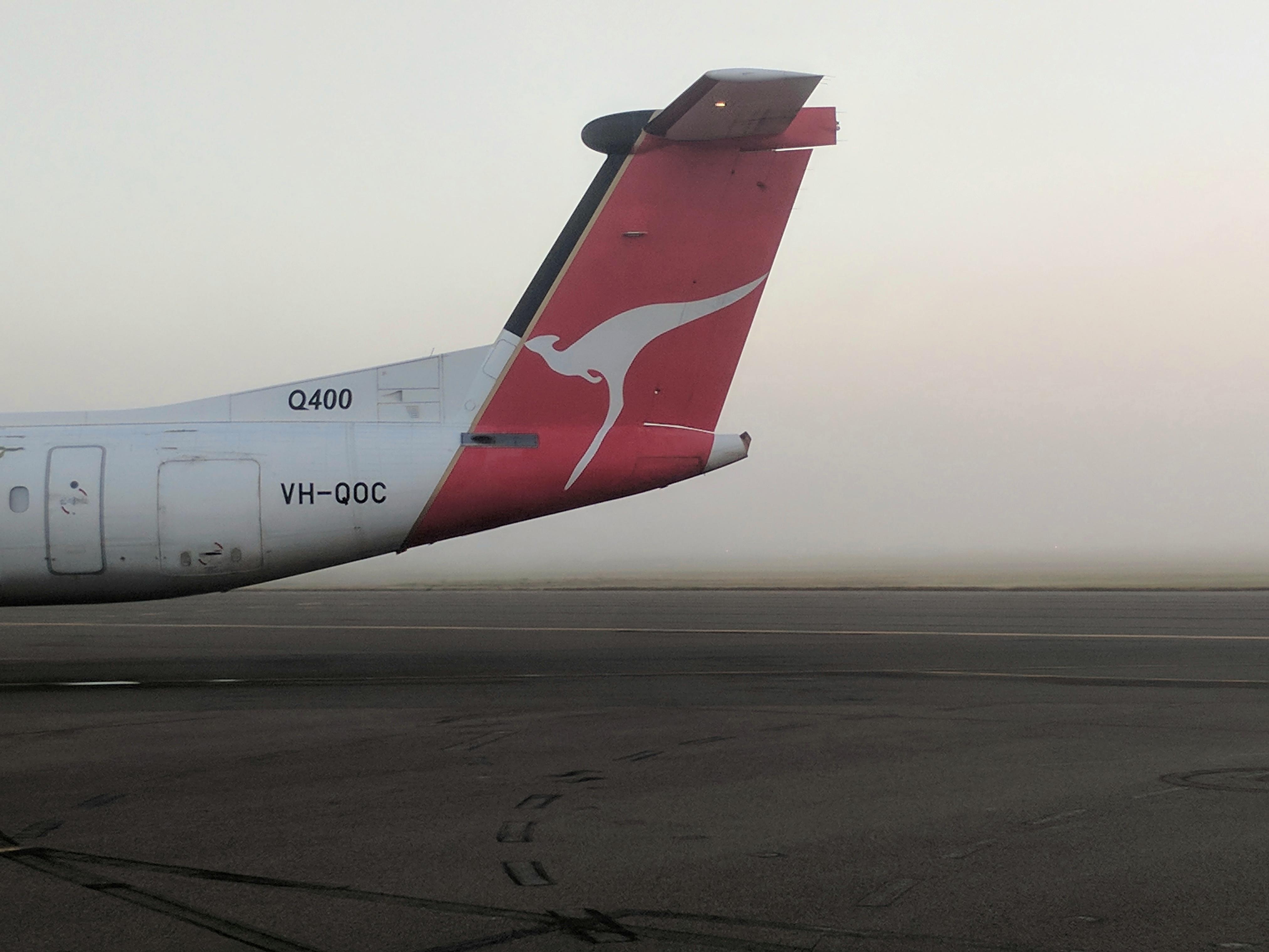 Dirty old Q400 r/Planes