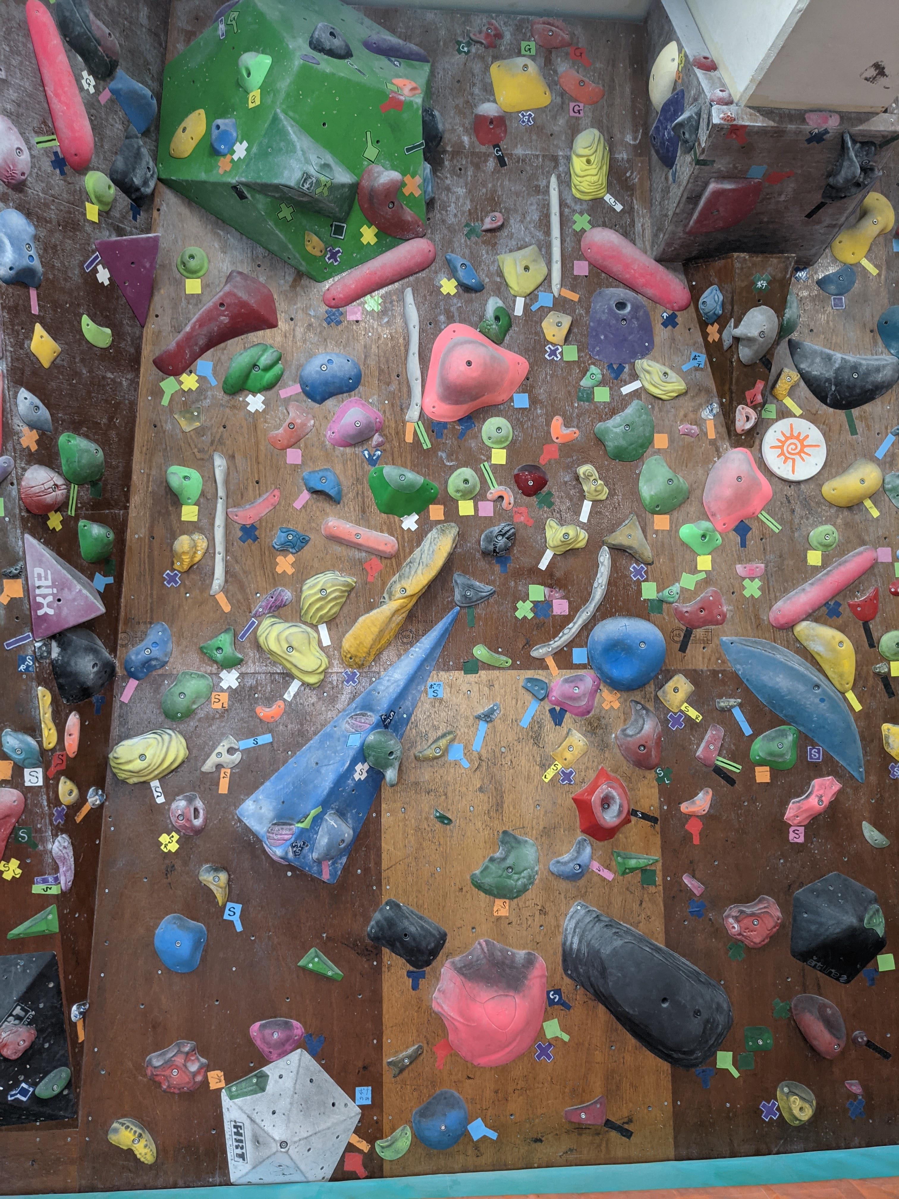 Gyms in Japan have a lot less space to work with r/bouldering