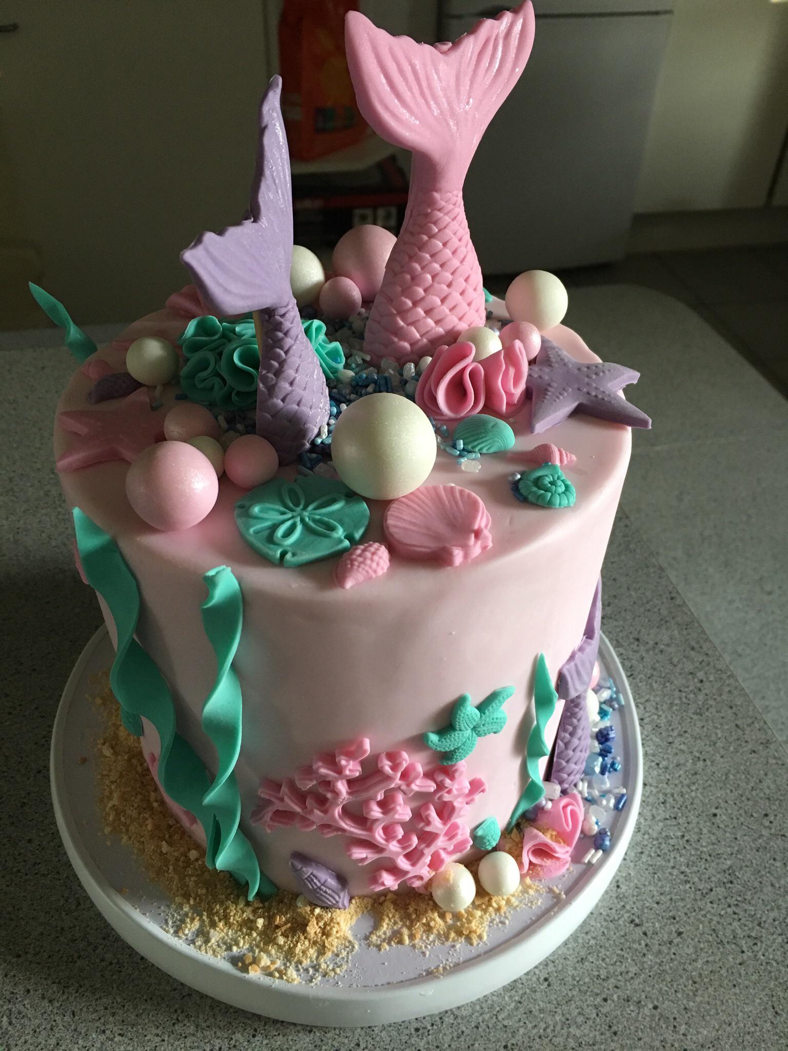 Went to a cake decorating class today and learnt how to do molds and