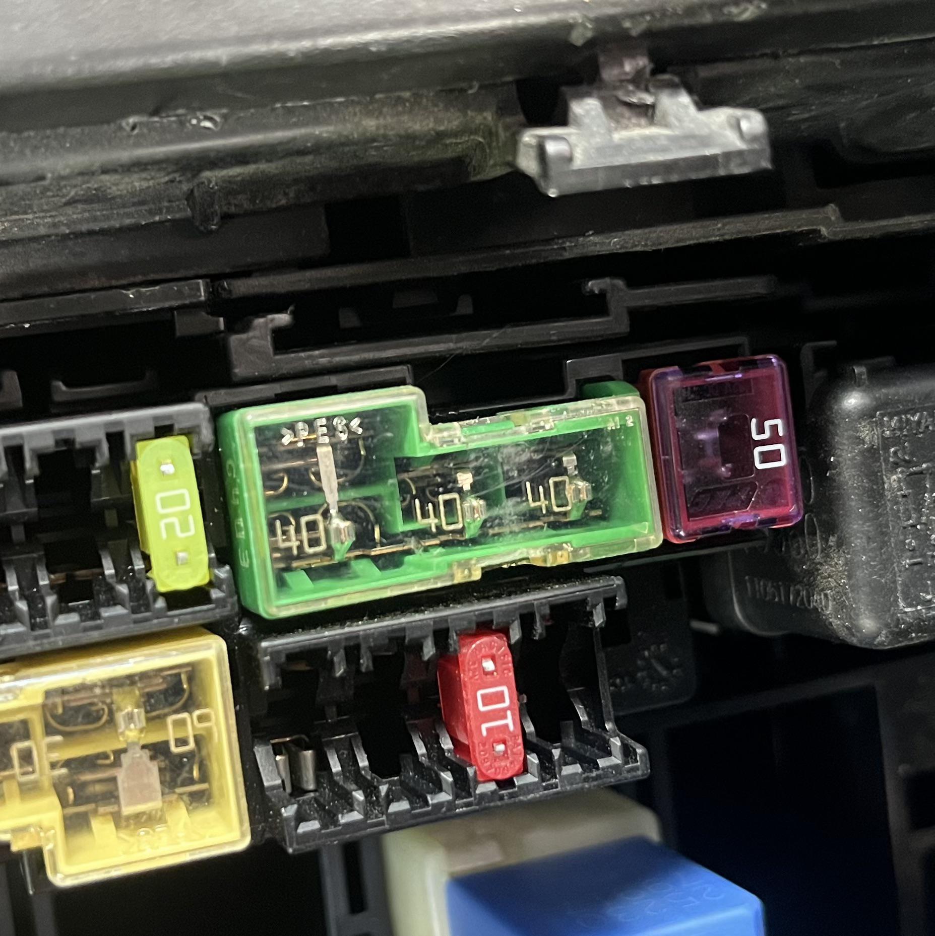 2012 Nissan Rogue fuse won’t budge… : r/AskMechanics