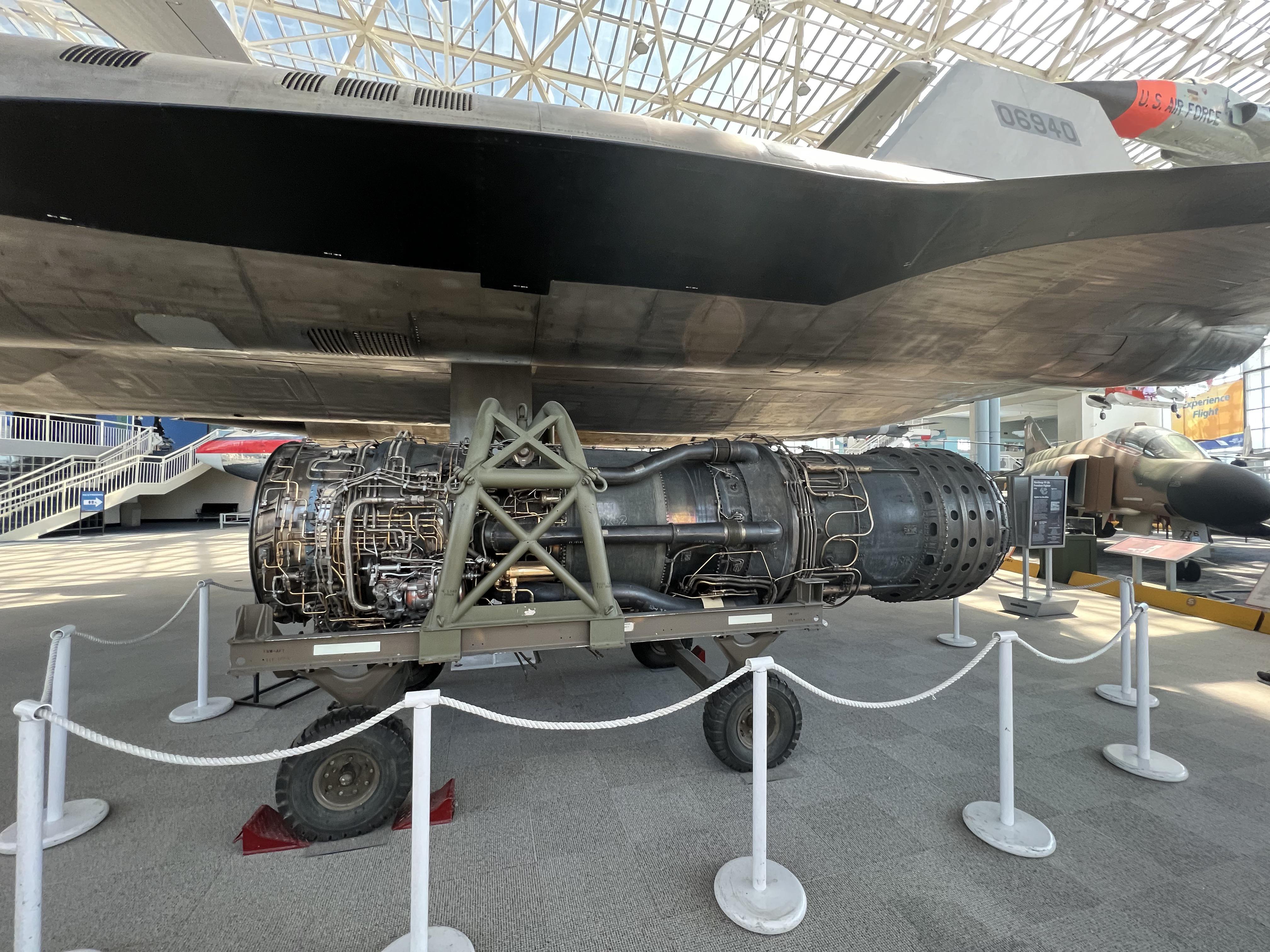 Lockheed SR-71 Blackbird engine : ThingsCutInHalfPorn