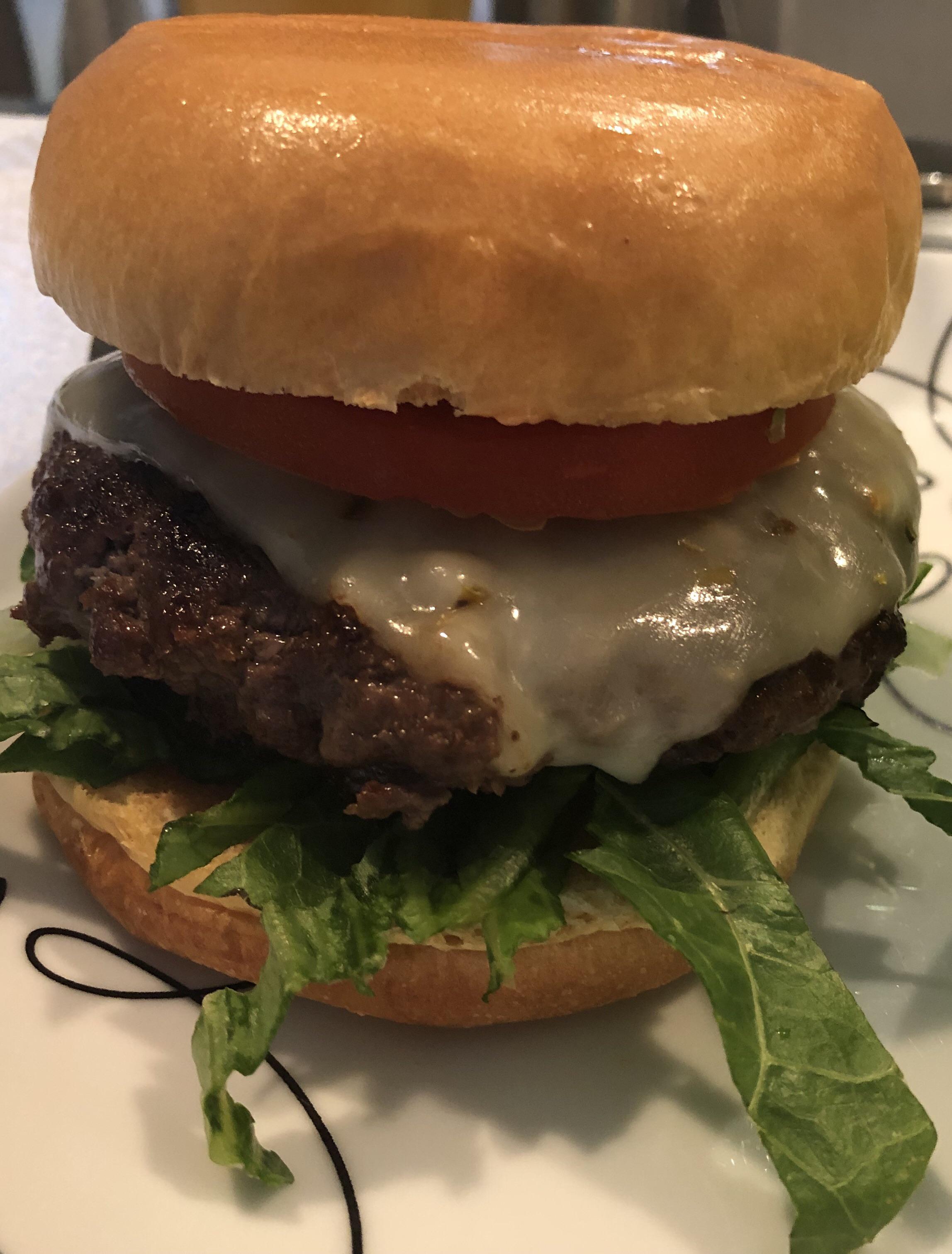 [HOMEMADE] Groundsirloin burger with pepper jack on a toasted brioche