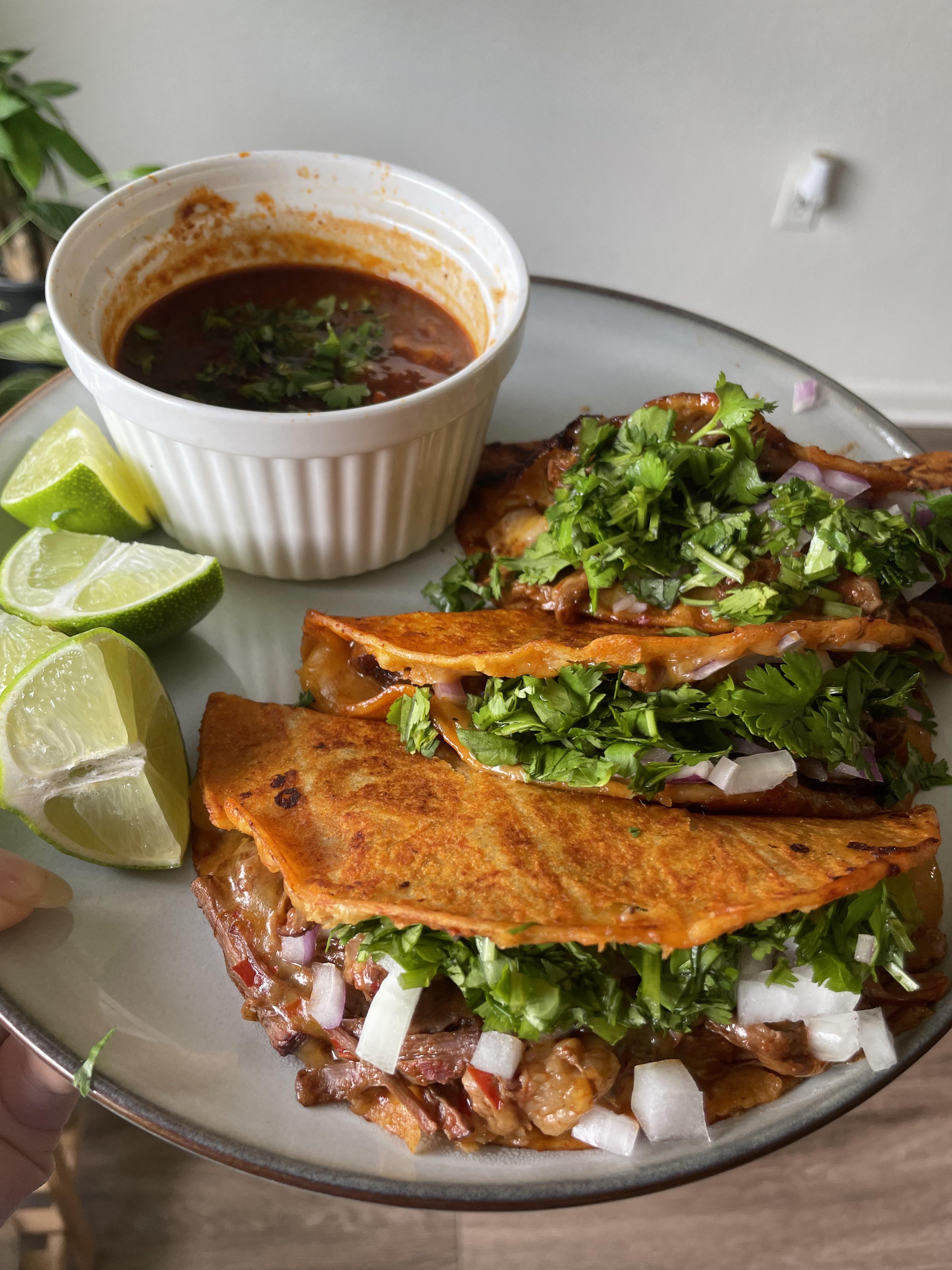 Tried my hand at making birria tacos at home r/FoodPorn