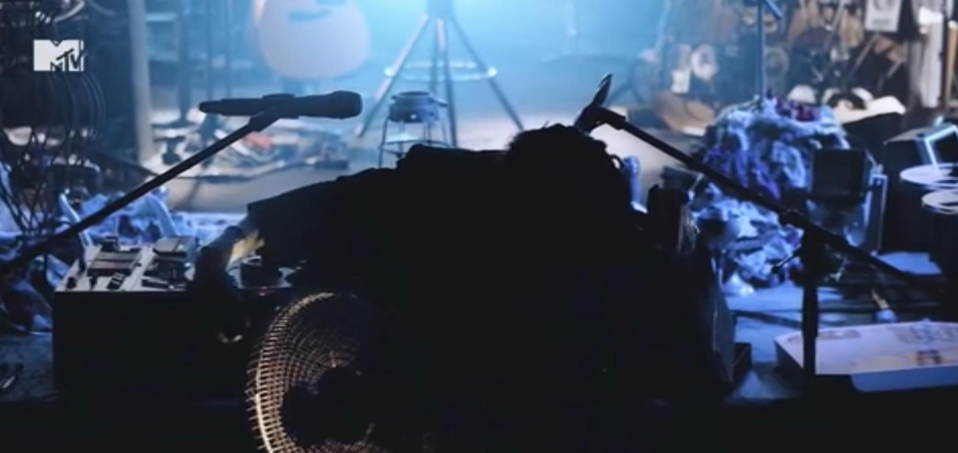 Acaね playing the electric fan harp at MTV unplugged. I have no doubts