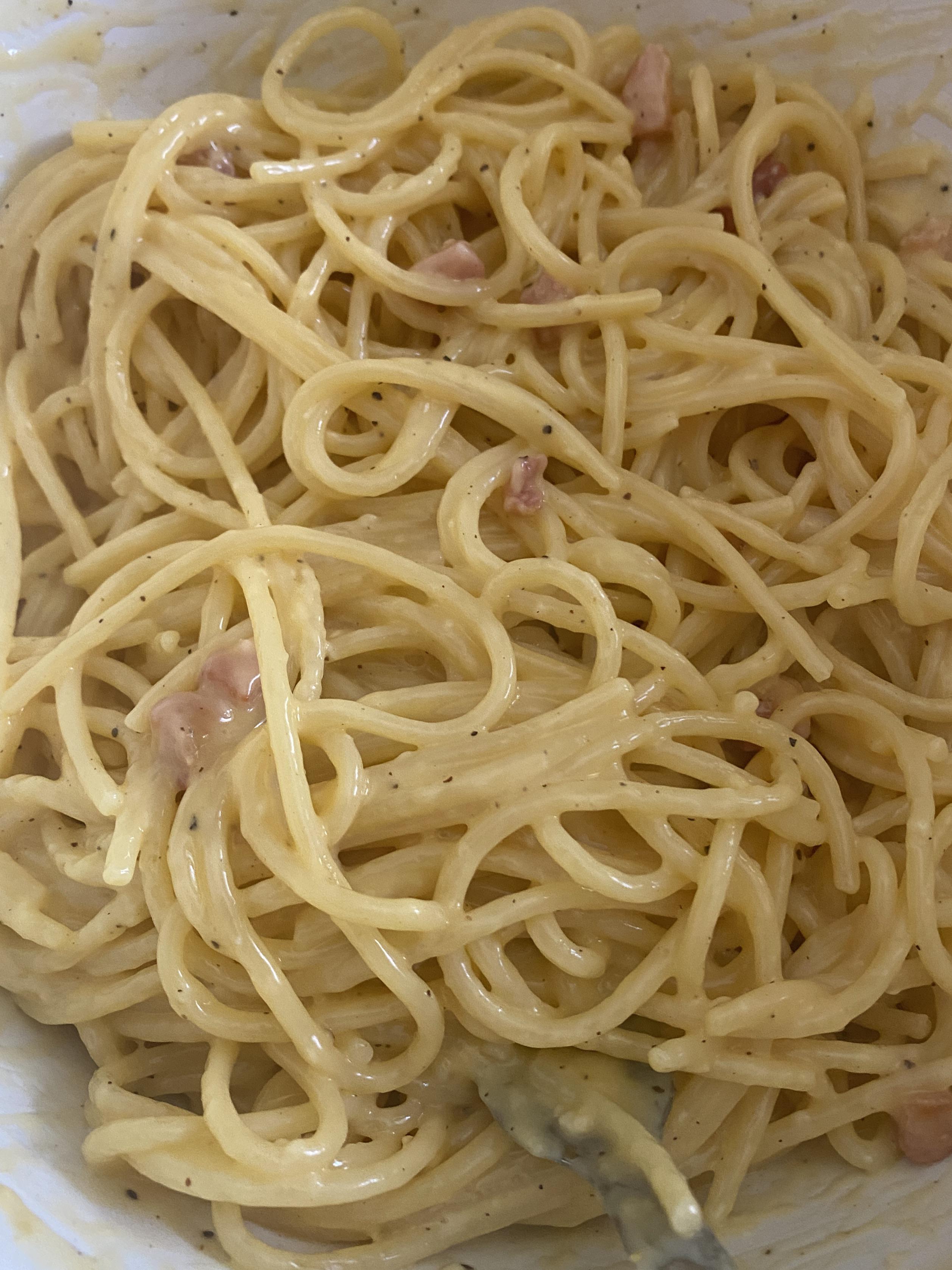 spaghetti alla carbonara spaghetti, egg yolks, pecorino romano, black pepper, bacon. r