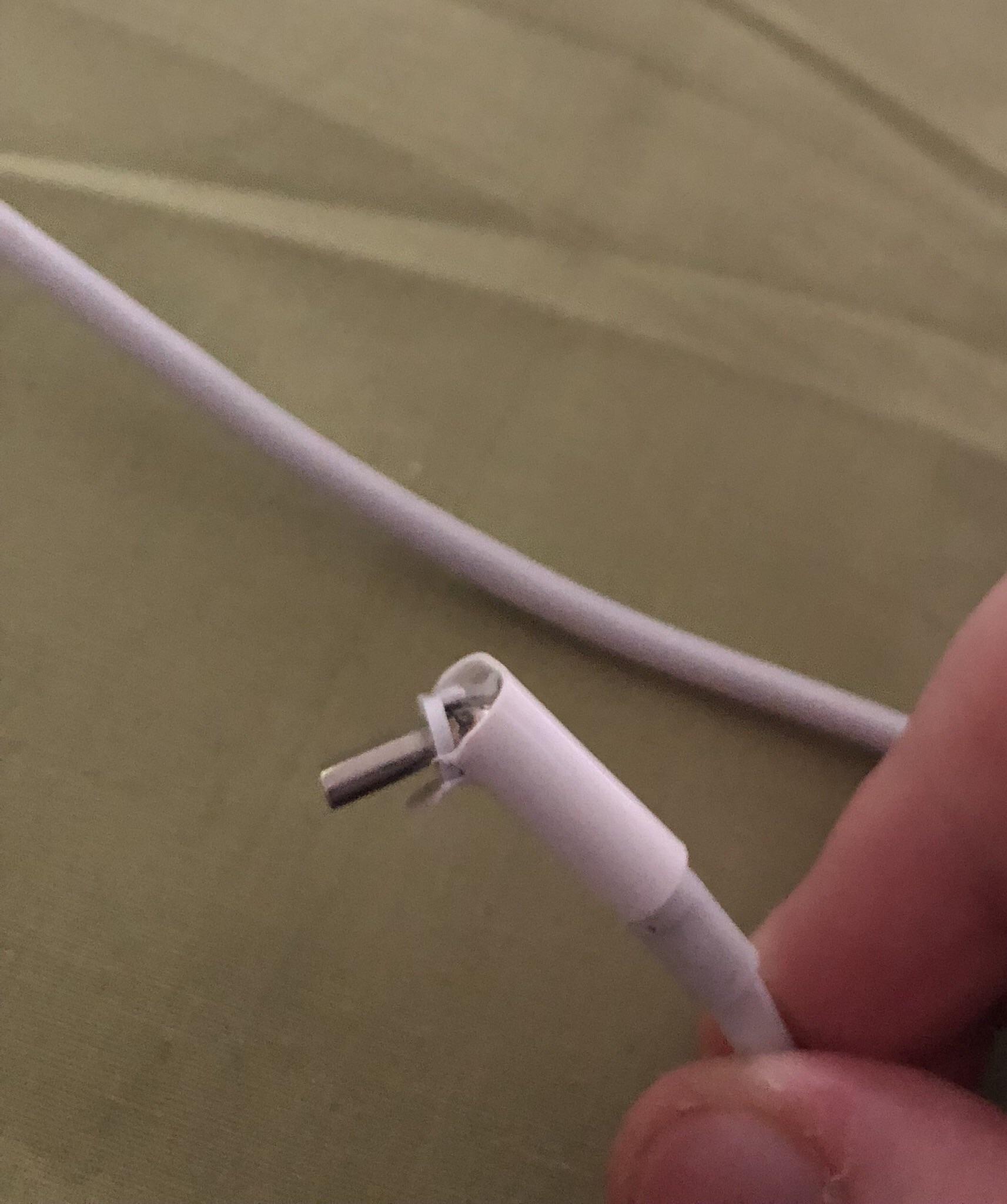 Why doesn’t my laptop charger work anymore? r/techsupportgore