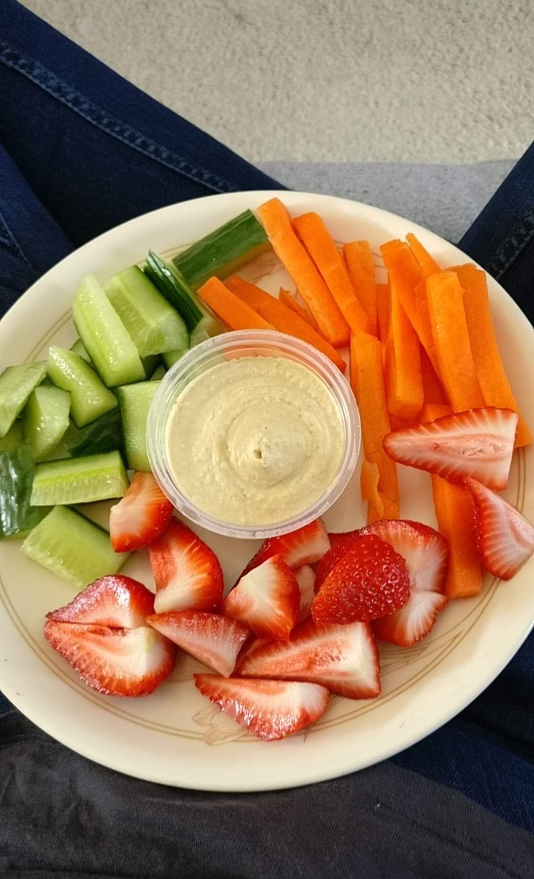 219 calories for all of this! Love a good snack plate r/1200isplenty