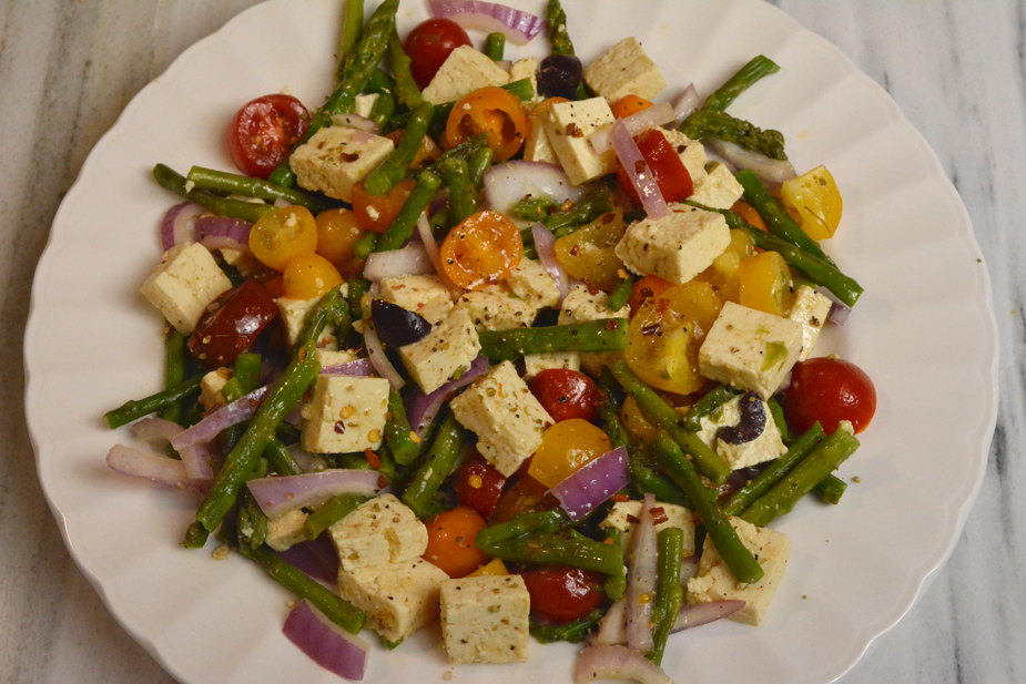 Greek style asparagus salad featuring delicious tofu feta (336 kcal/25g