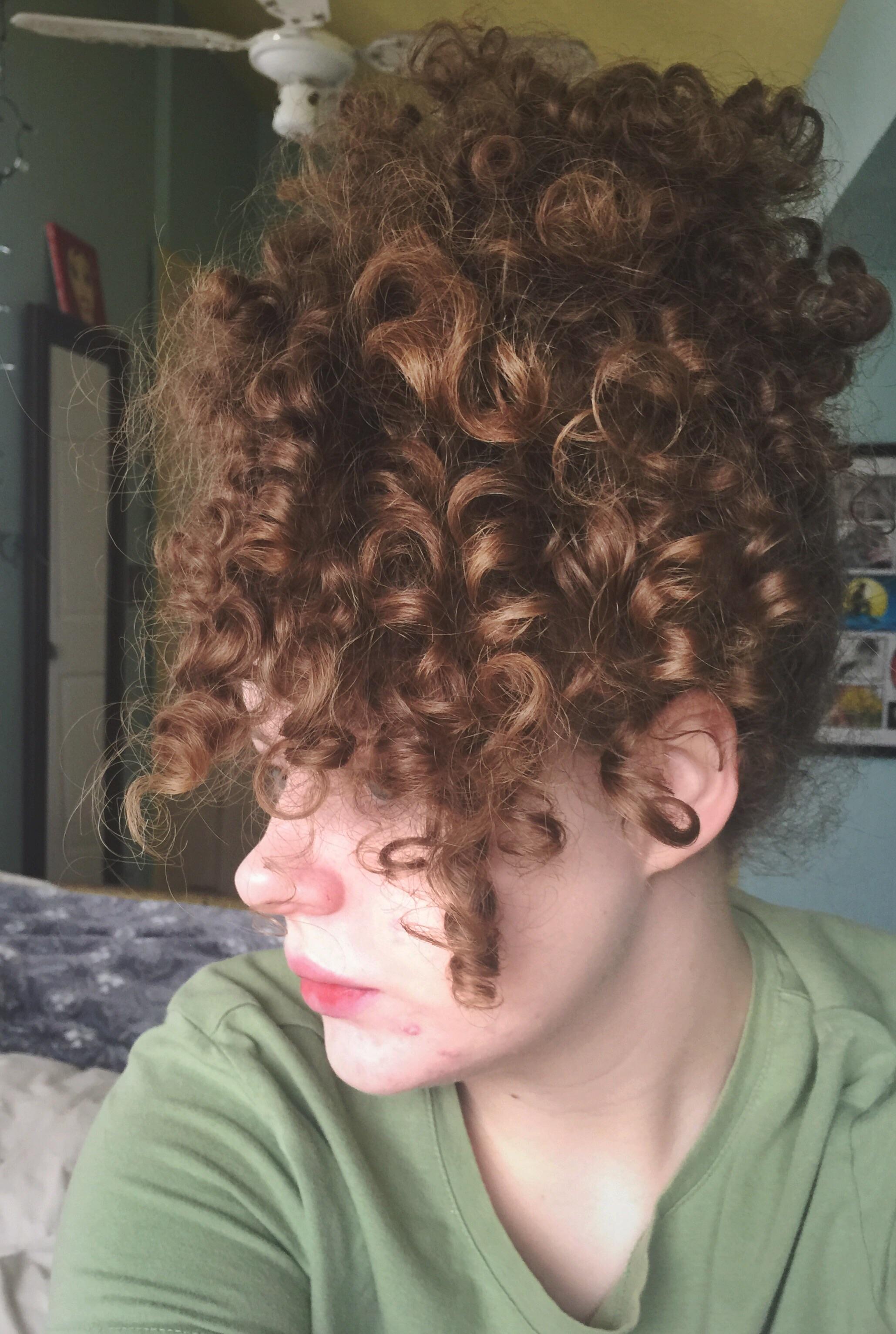 Rocking my fluffy mop today r/curlyhair