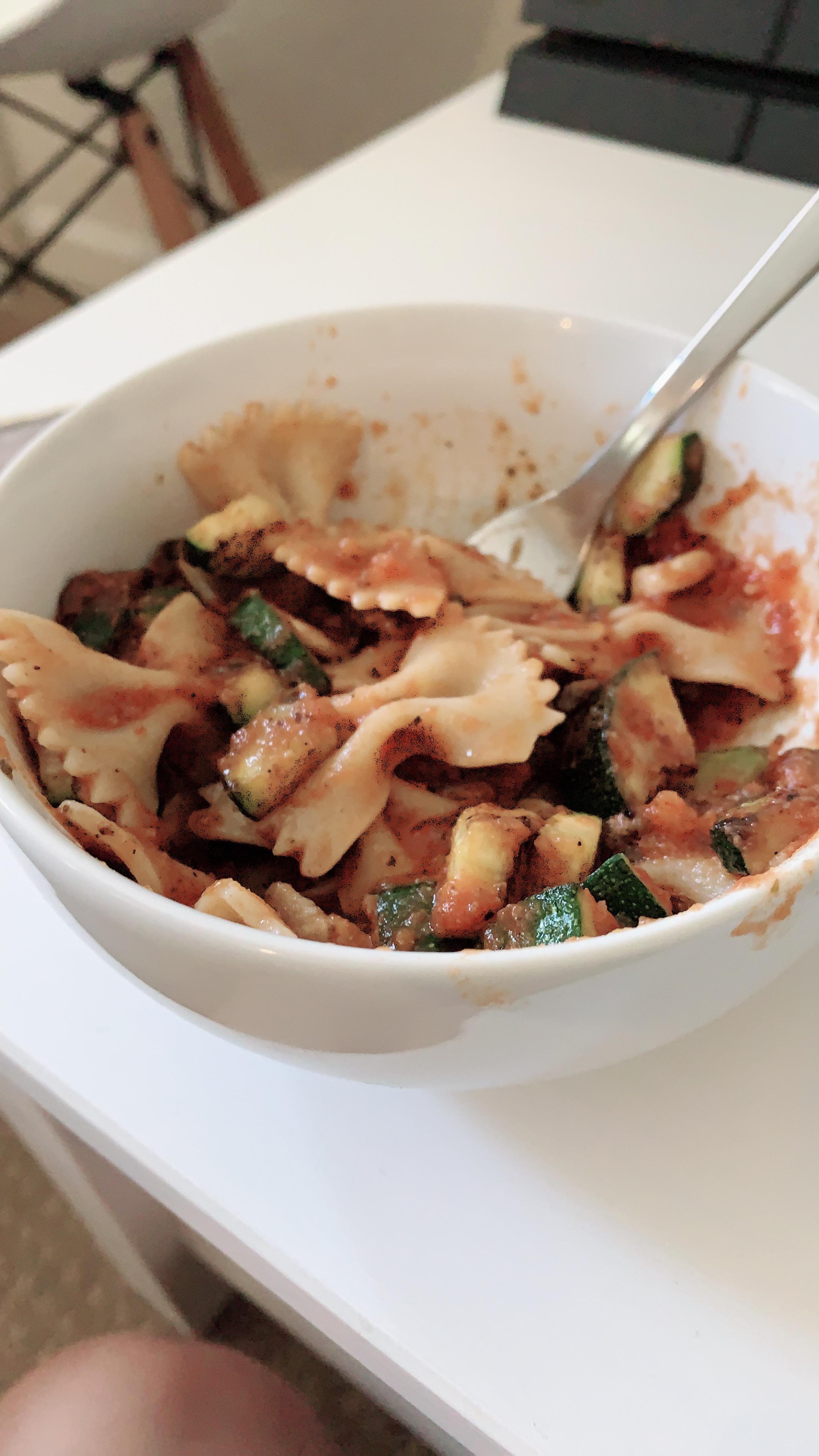 Zucchini and mushroom bow tie pasta 🍝 326 cals r/1200isplenty