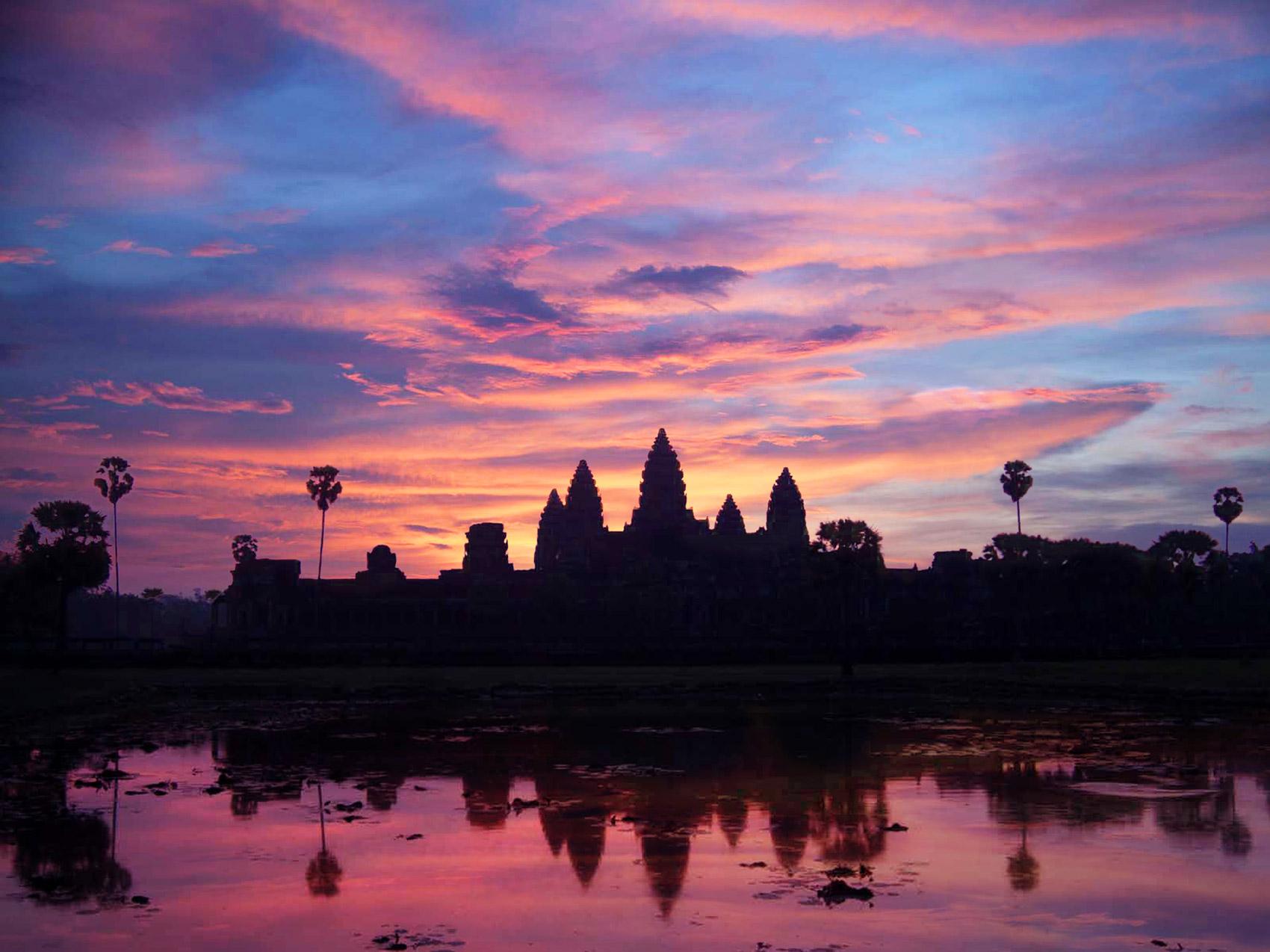 The Cambodian temple Angkor Wat at sunset r/pics