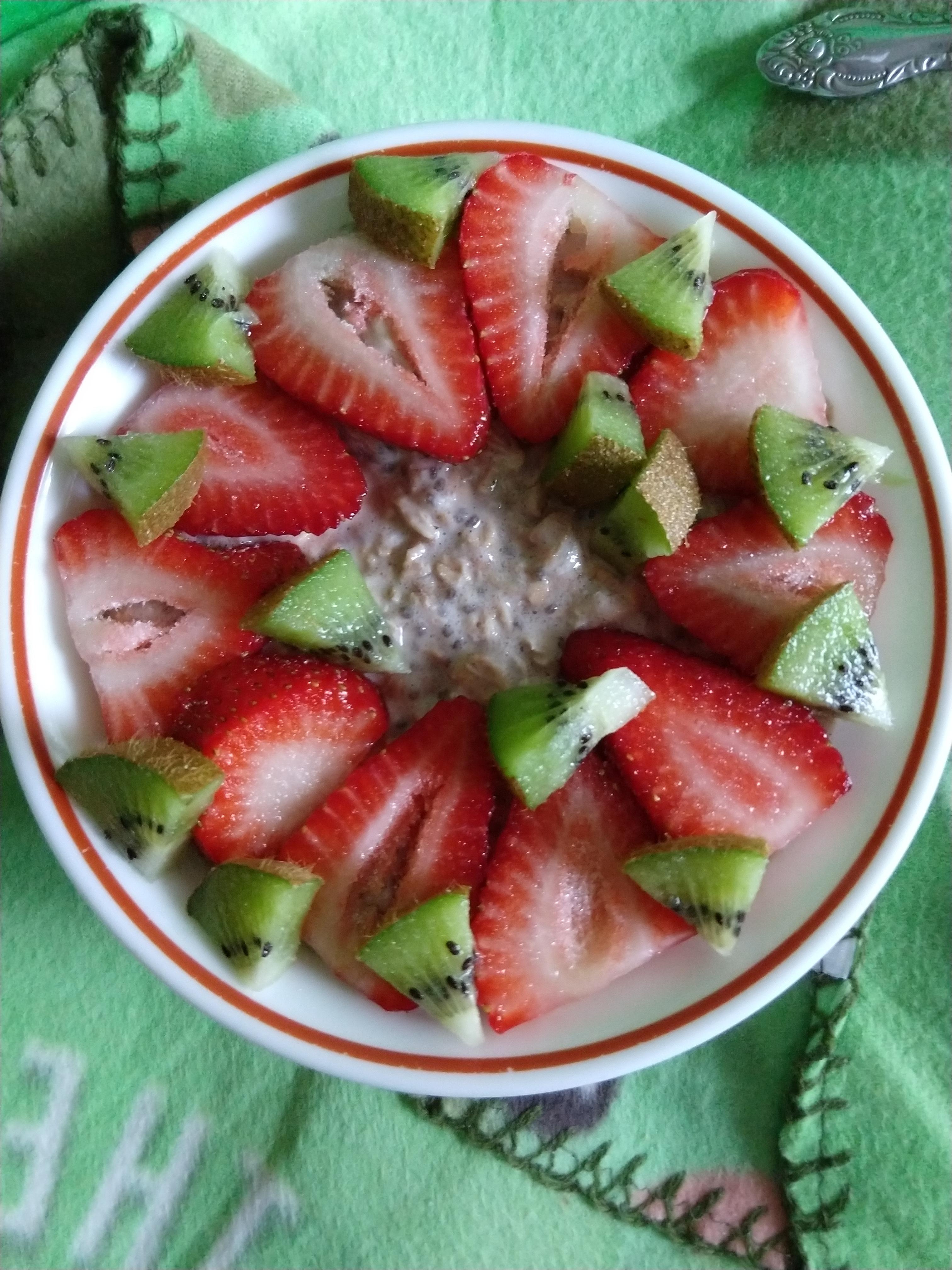 Strawberry Kiwi overnight oats r/safe_food