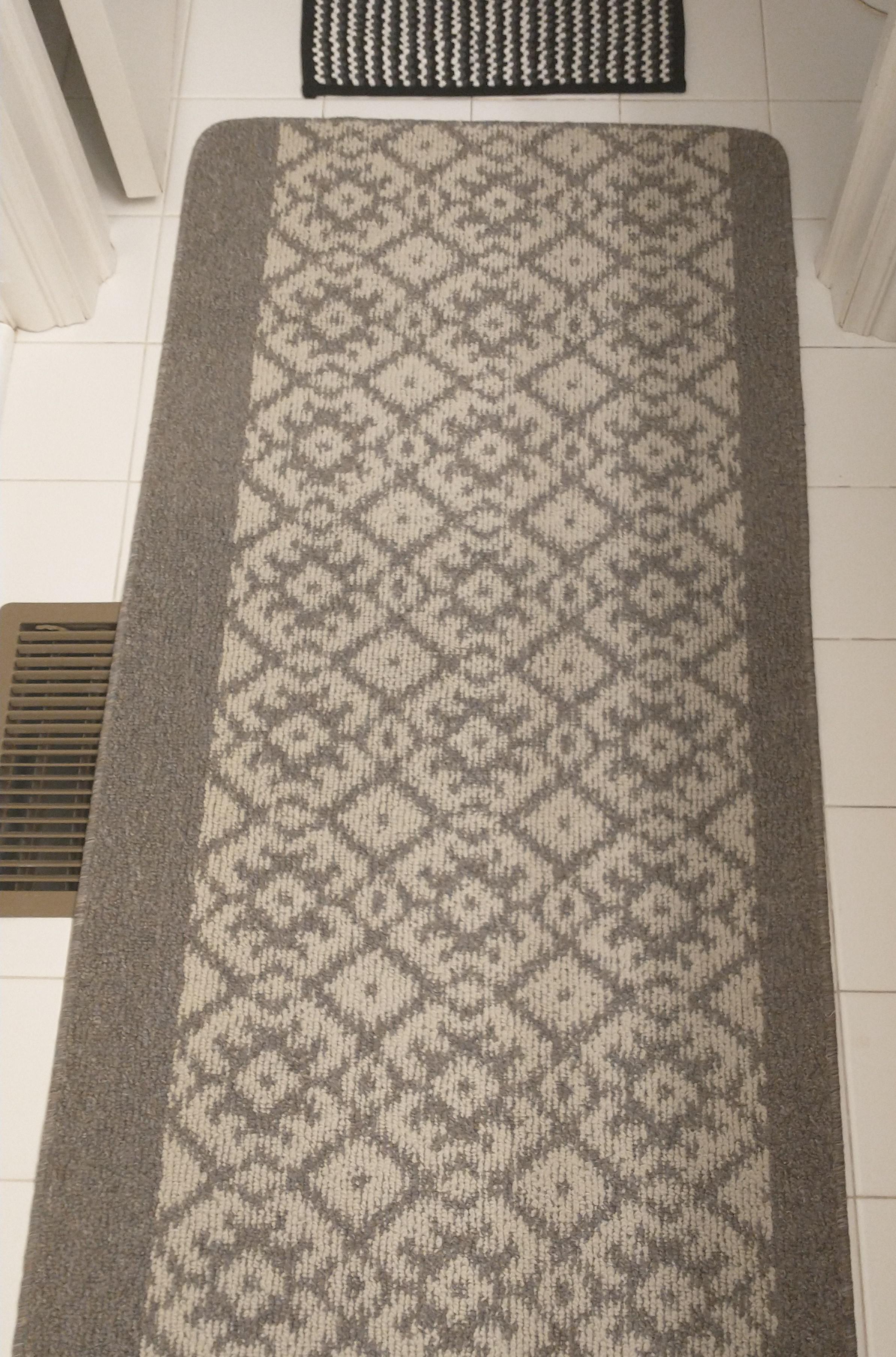the new rug in my bathroom r/mildyinfuriating