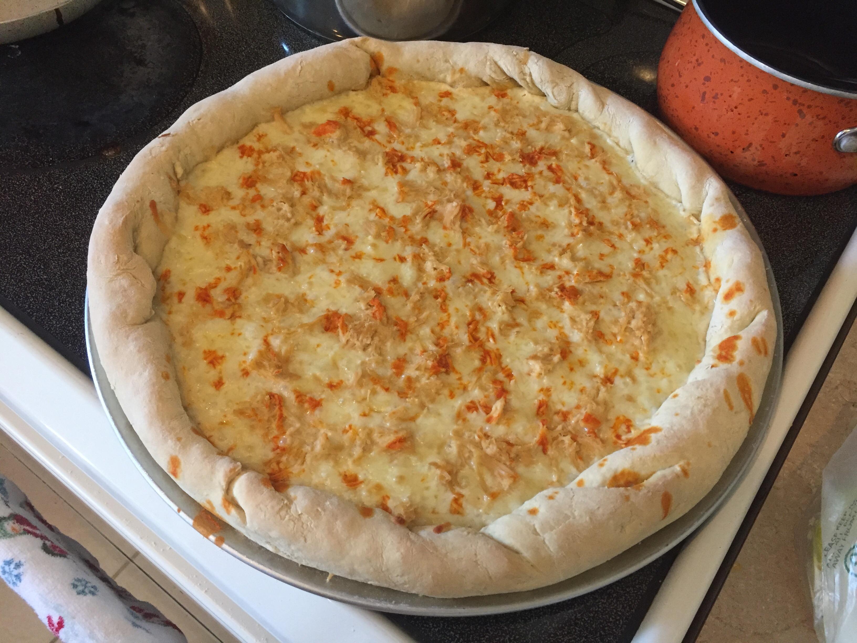 [Homemade] Buffalo Chicken Pizza with cream cheese/ranch sauce r/food