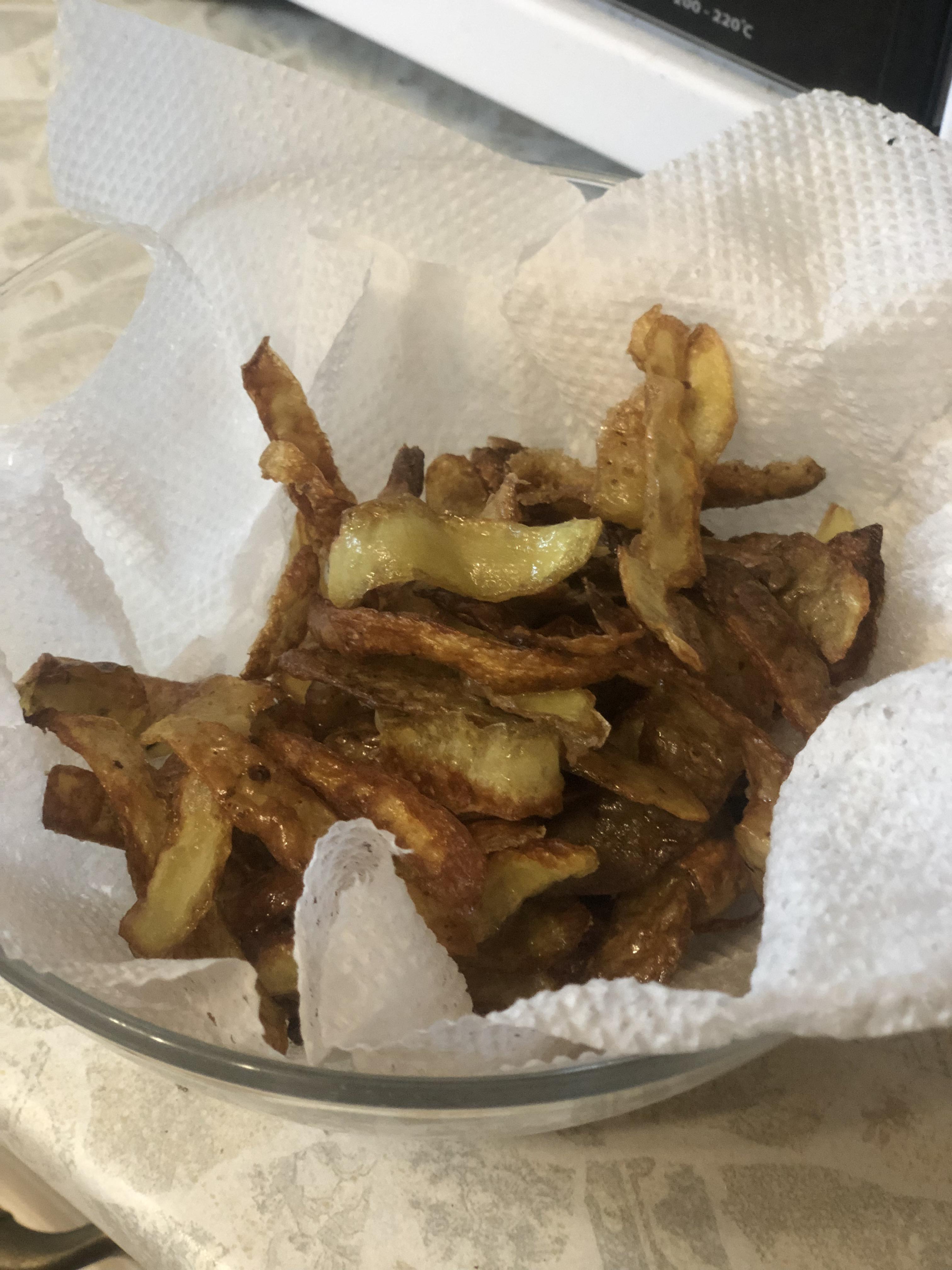 Today I tried not wasting potato peels, I fried them on a pan with a