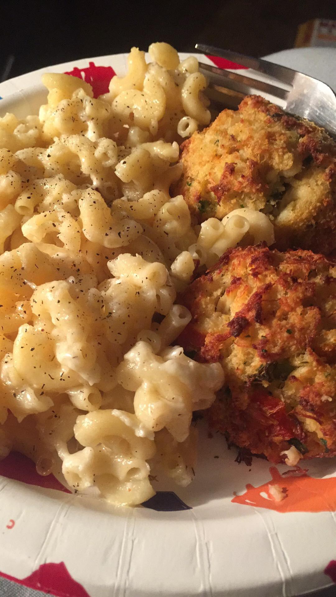 Crab Cakes with Baked Mac & Cheese. r/tonightsdinner