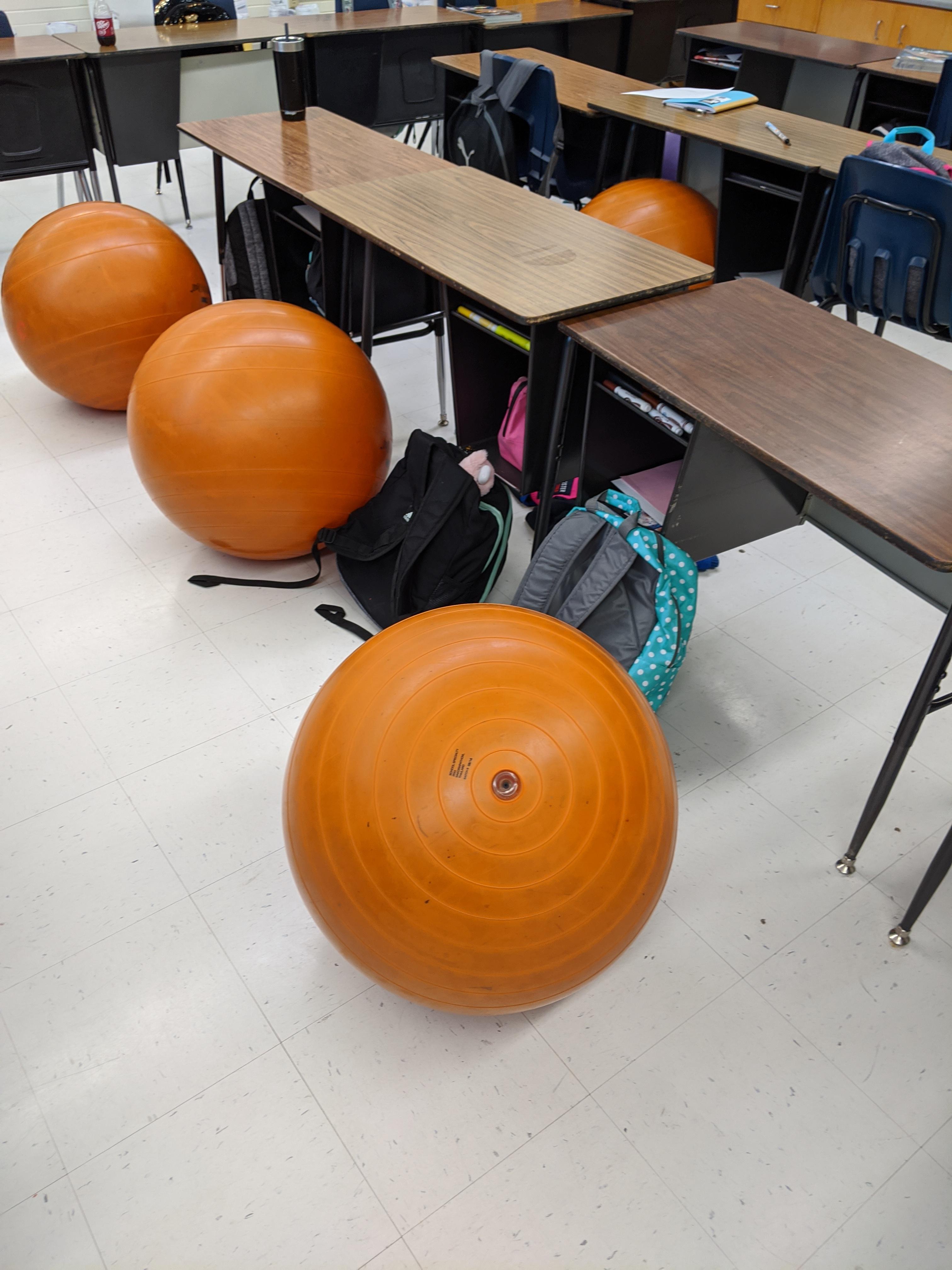 This class room that uses exercise balls for chairs r/mildlyinteresting