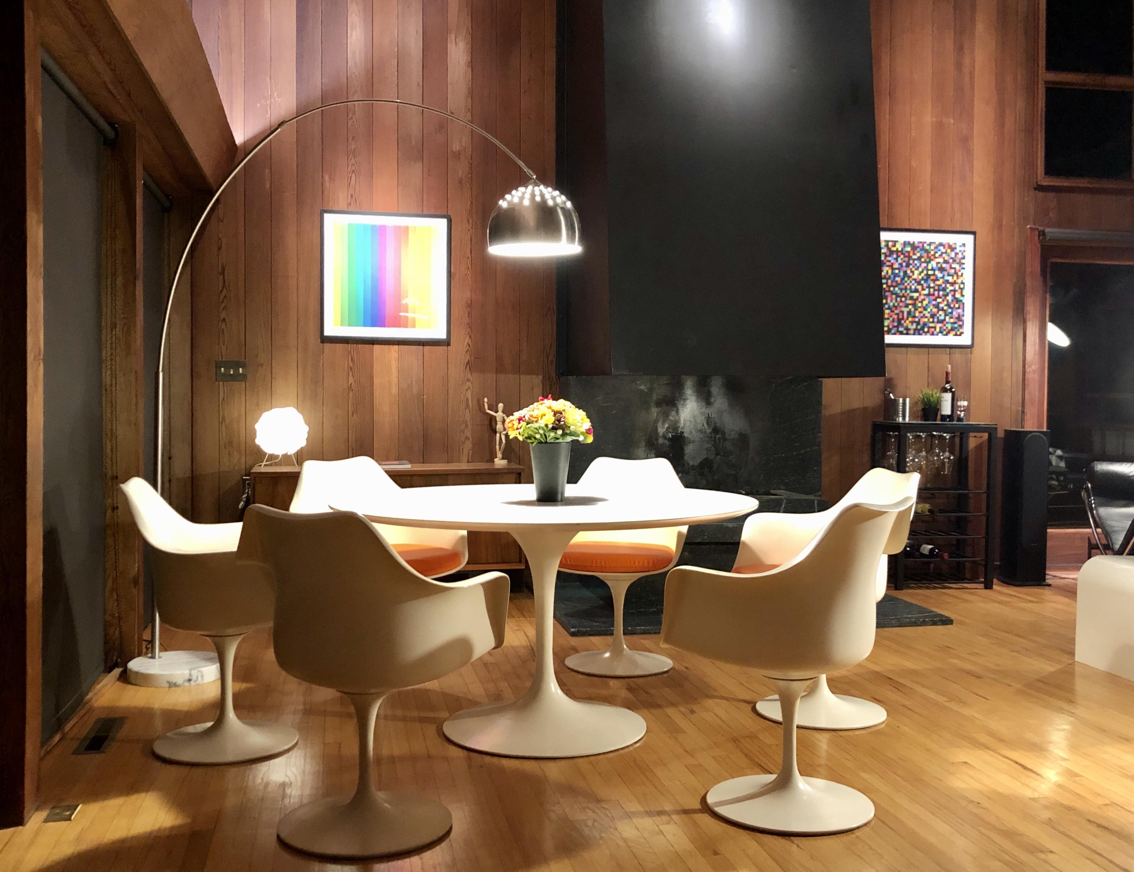 Saarinen Dining Table and Tulip Arm Chairs (Eero Saarinen, 1956) r