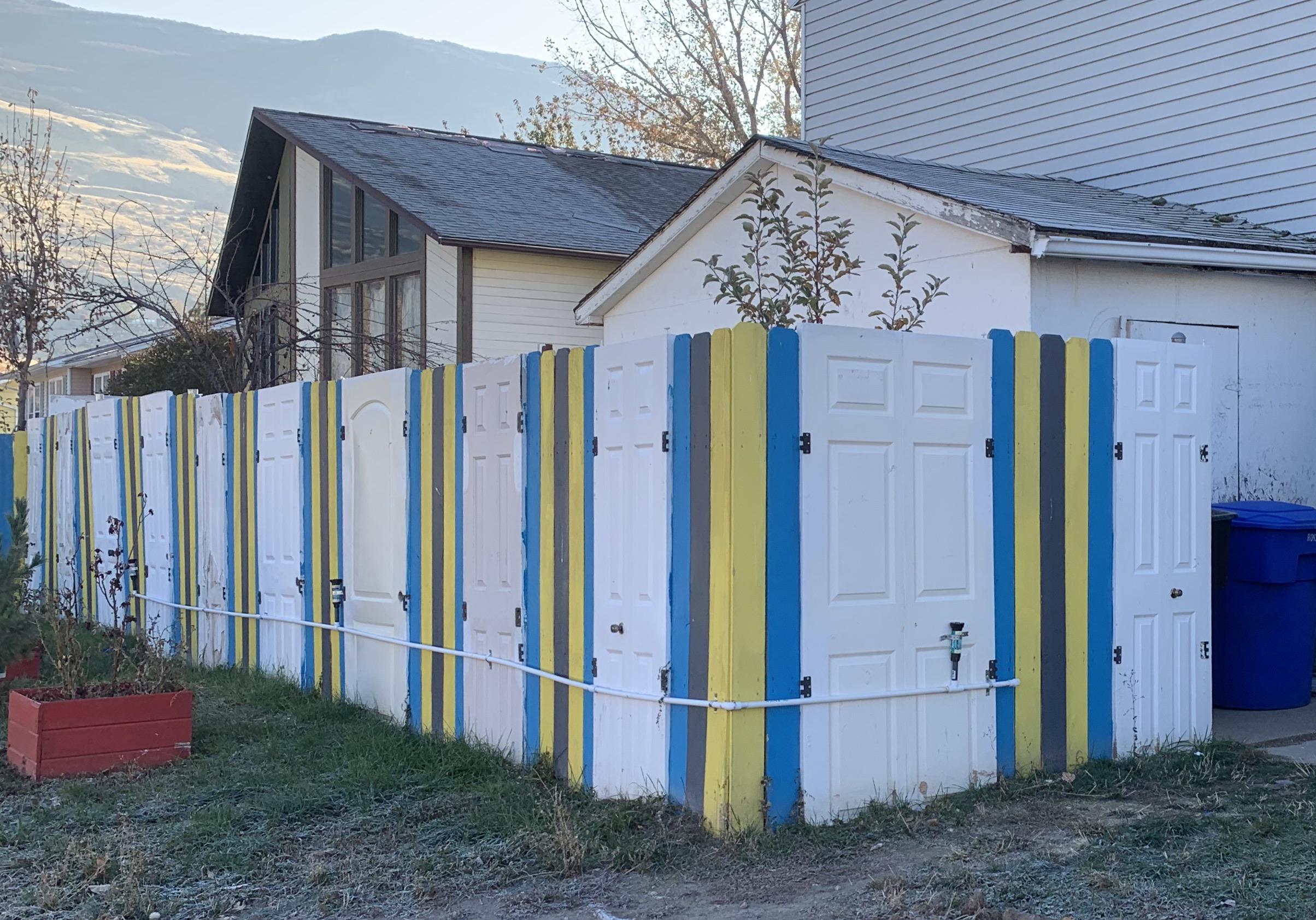 This fence and sprinkler system combo r/DiWHY