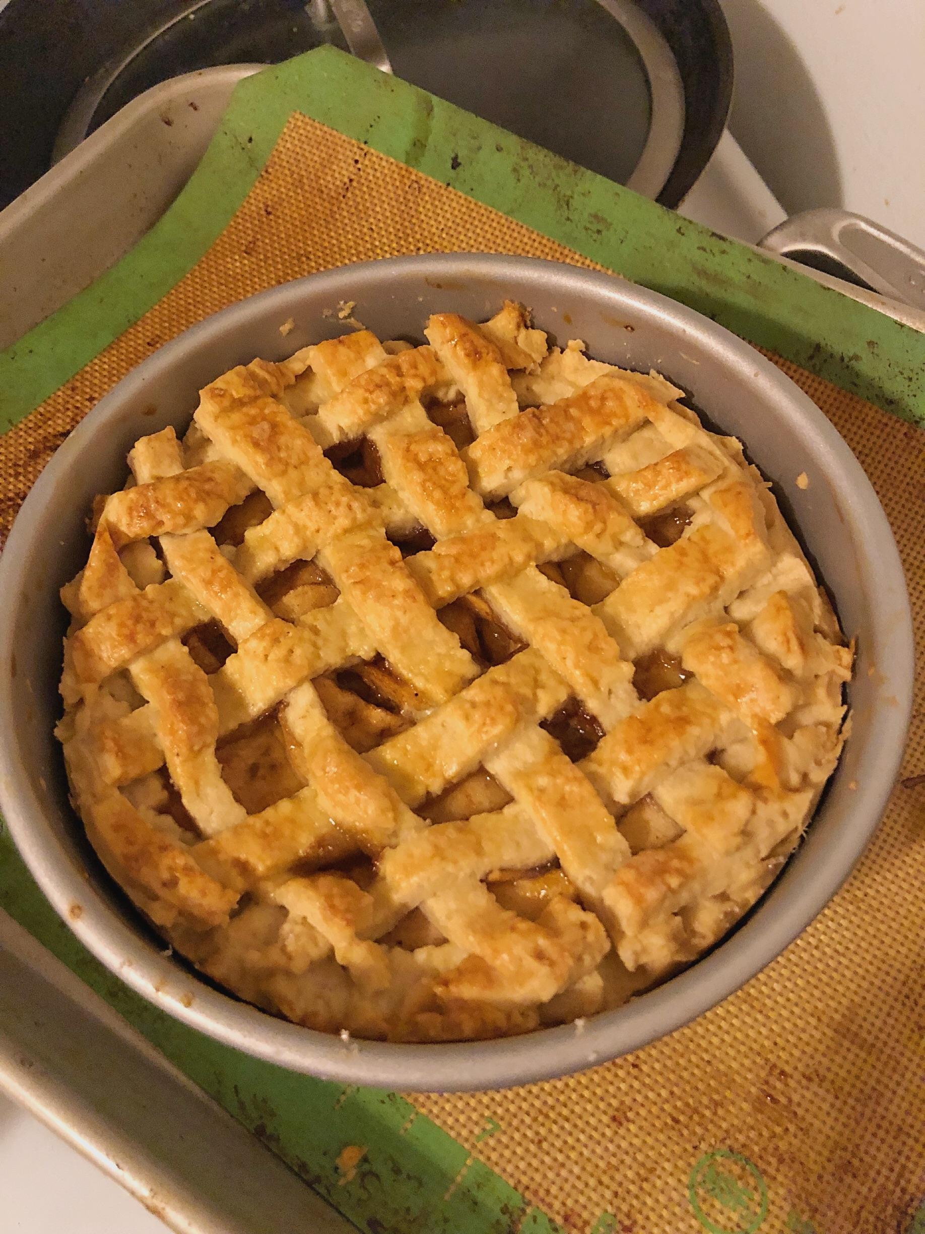 [homemade] Apple pie for one (6 inch) r/food