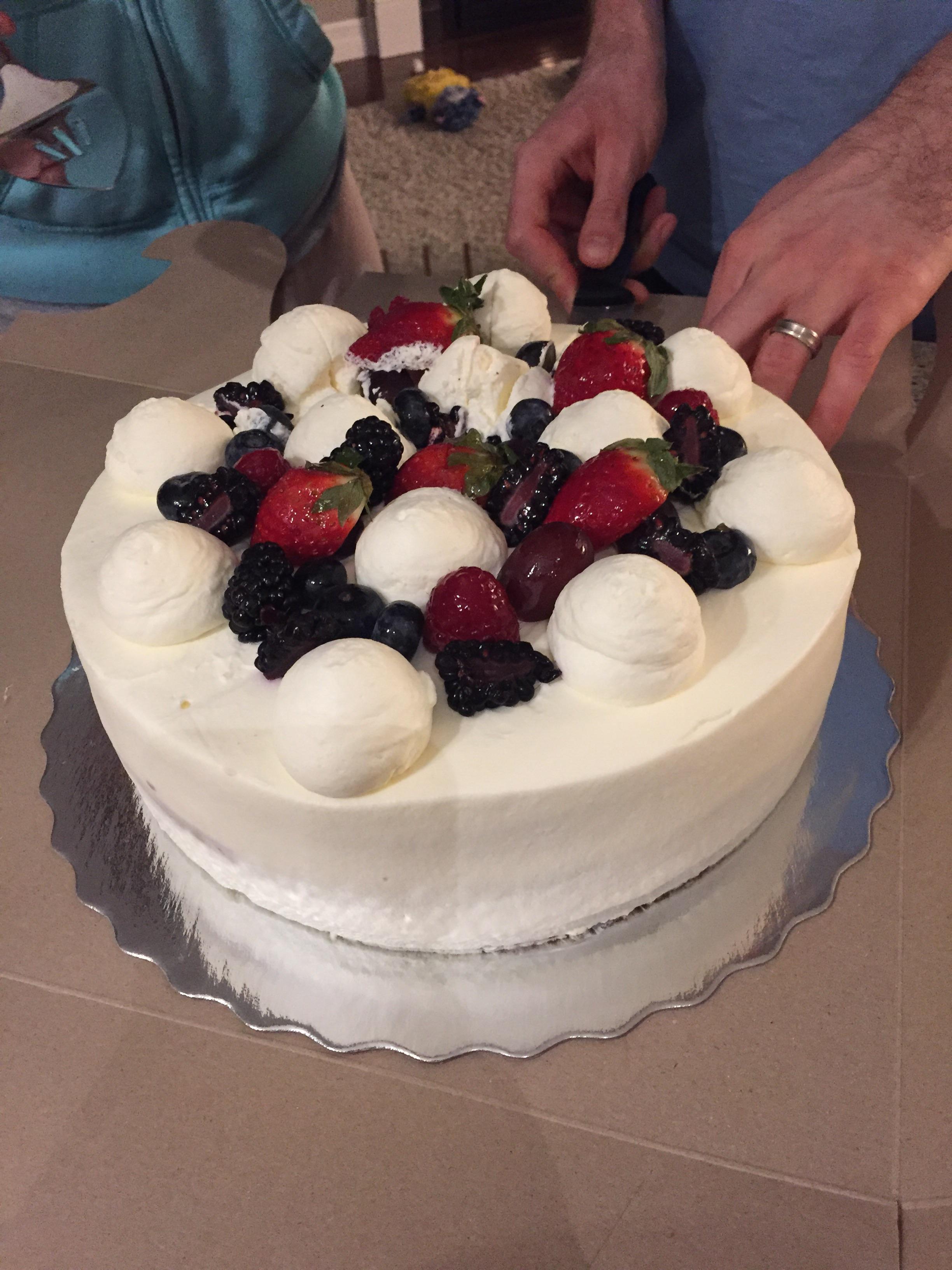 [I Ate] Fresh Fruit Cream Cake r/food