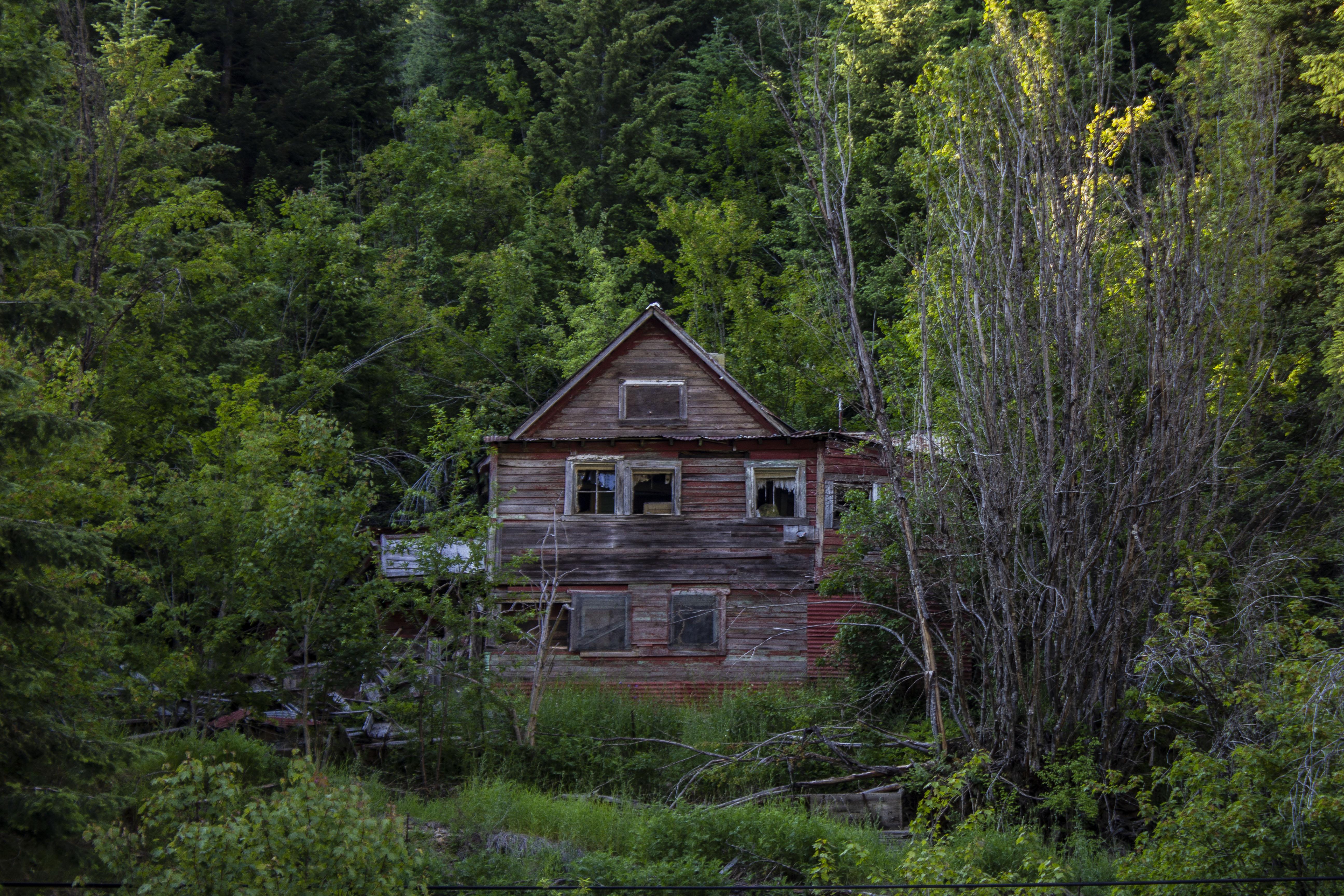 An abandoned house near the Burke, Idaho Ghost Town [OC] [5184x3486] r/AbandonedPorn