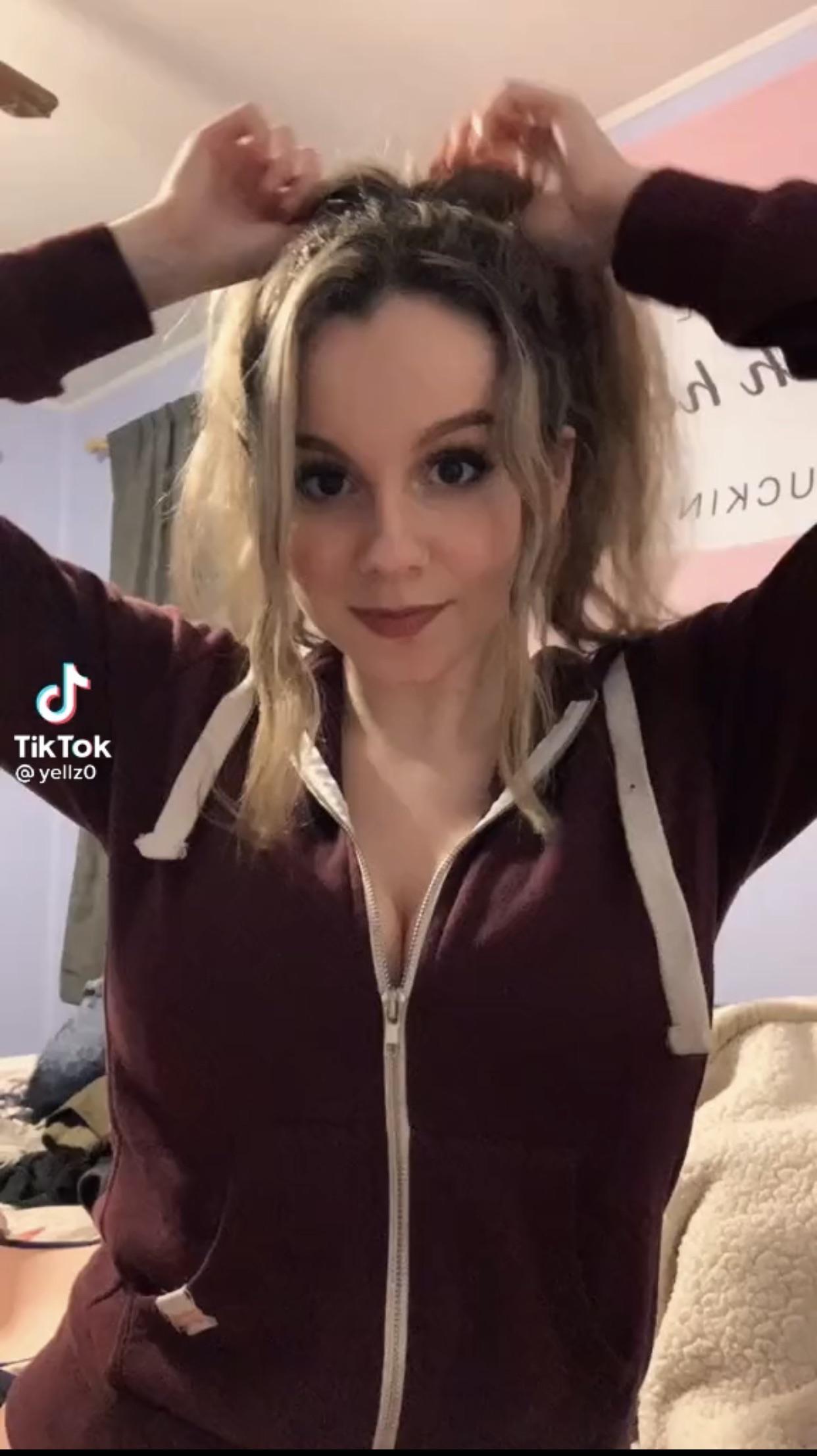 Her eyes are up there but she don’t care : Yellz0_Fans