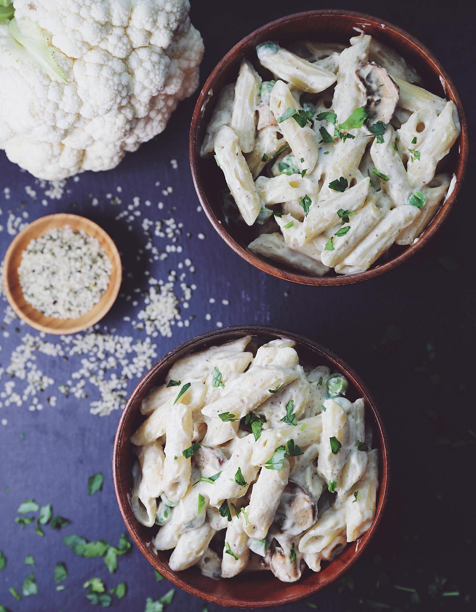 Pasta with Creamy Cauliflower Alfredo Sauce r/vegan