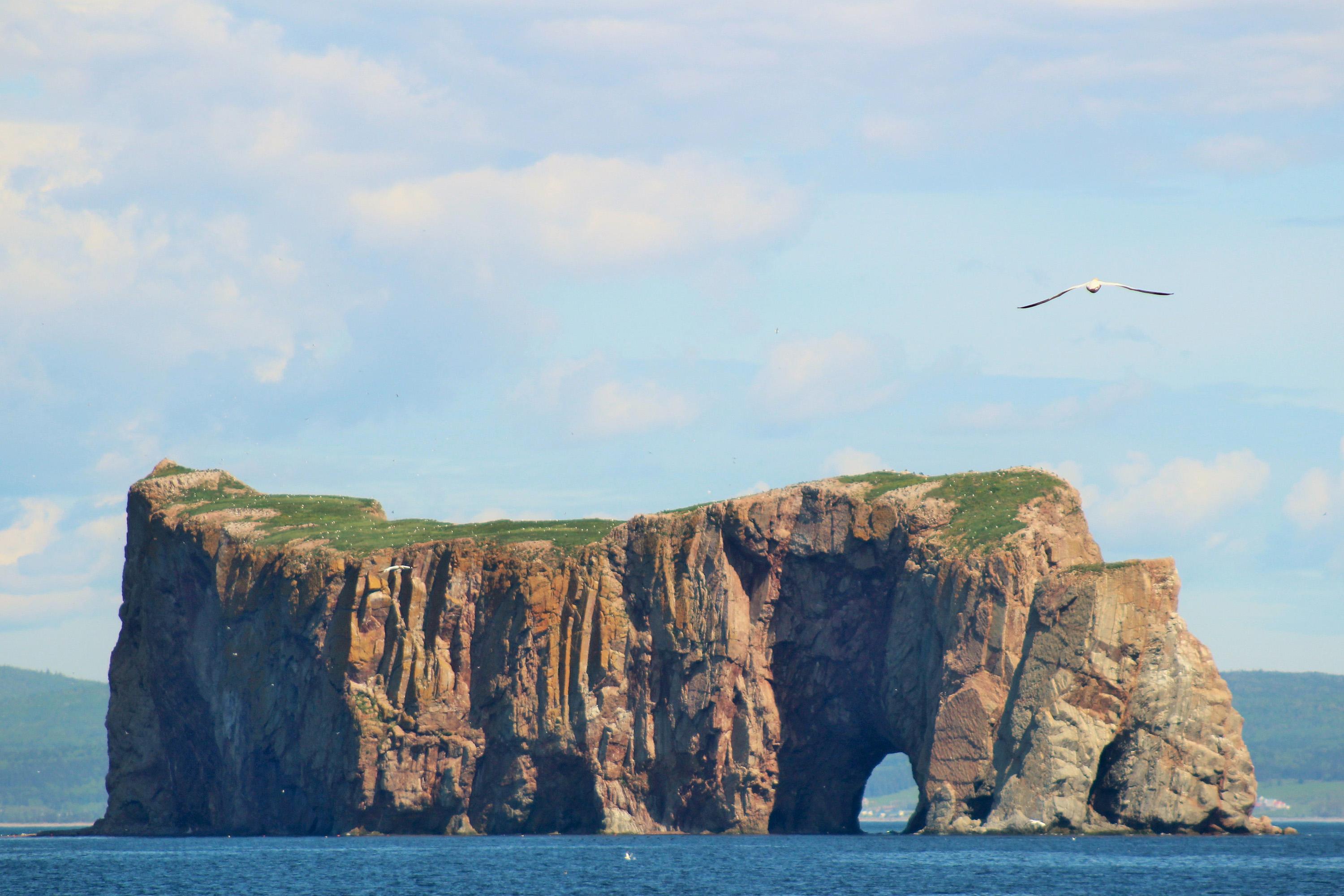 Percé Rock, Gaspé Peninsula, Quebec, Canada [3000 x 2000] r/EarthPorn