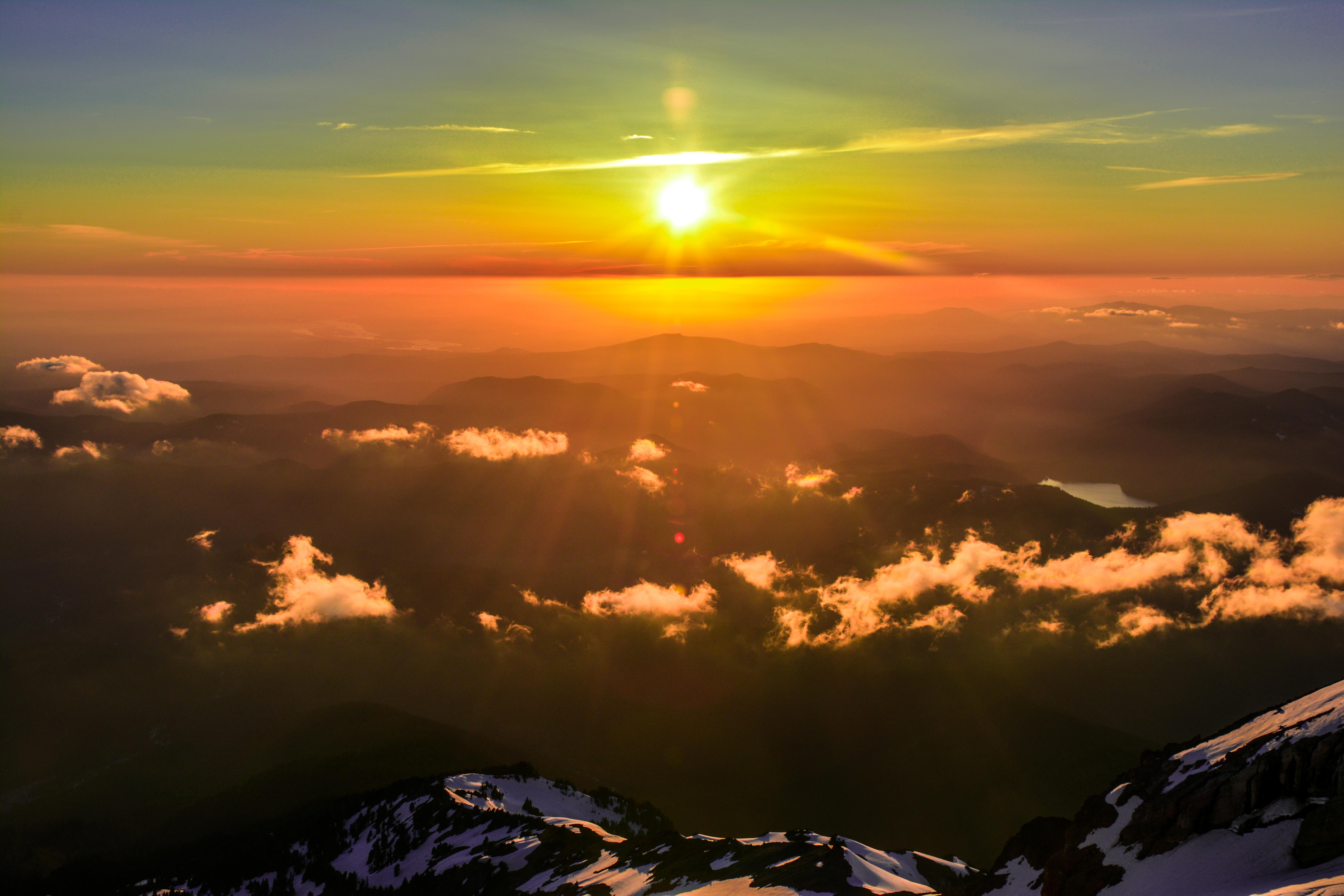 Sunset from the summit of Mt. Hood, Oregon [OC] [6000x4000] r/EarthPorn