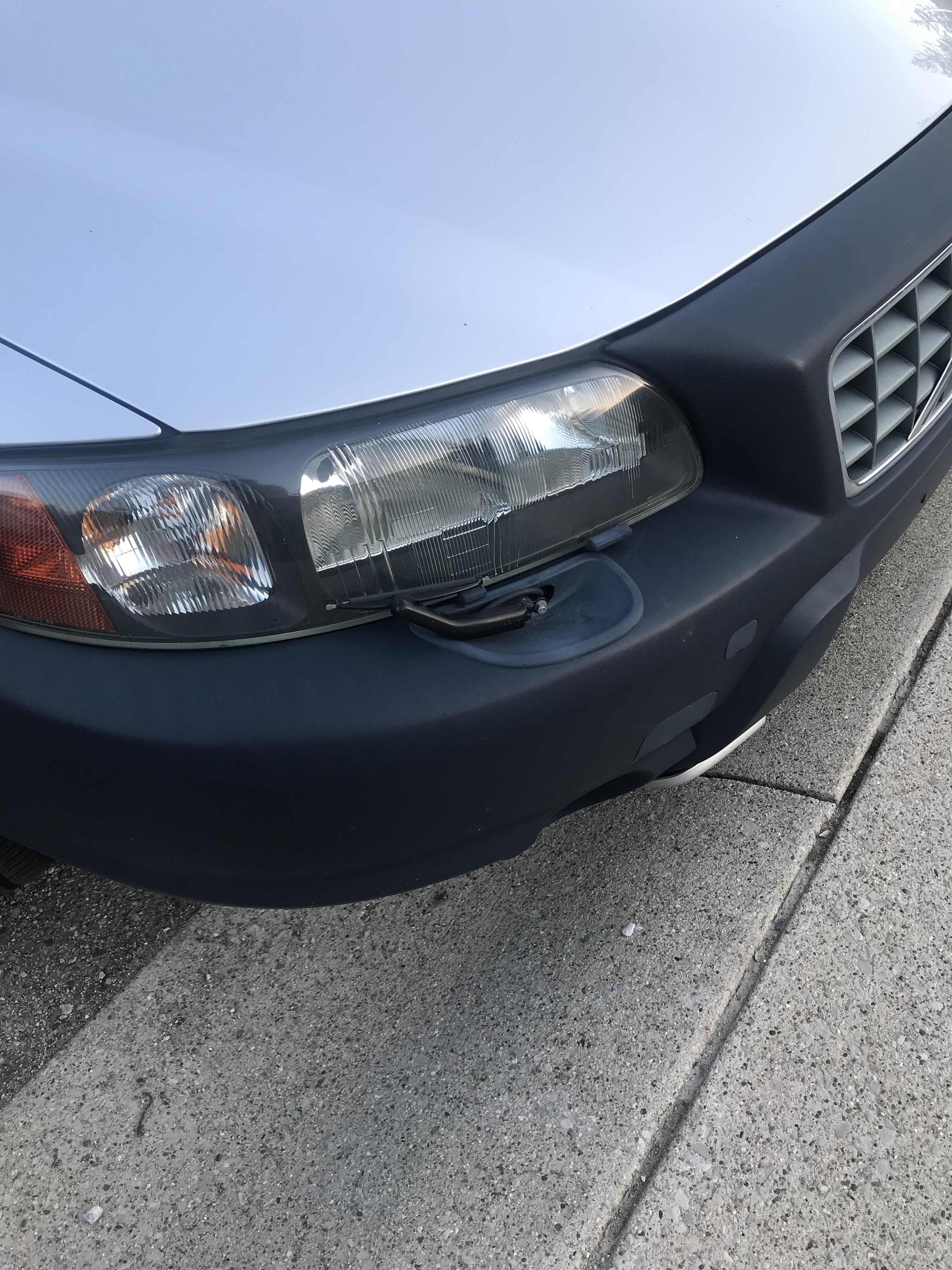 This headlights little wiper. : r/mildlyinteresting