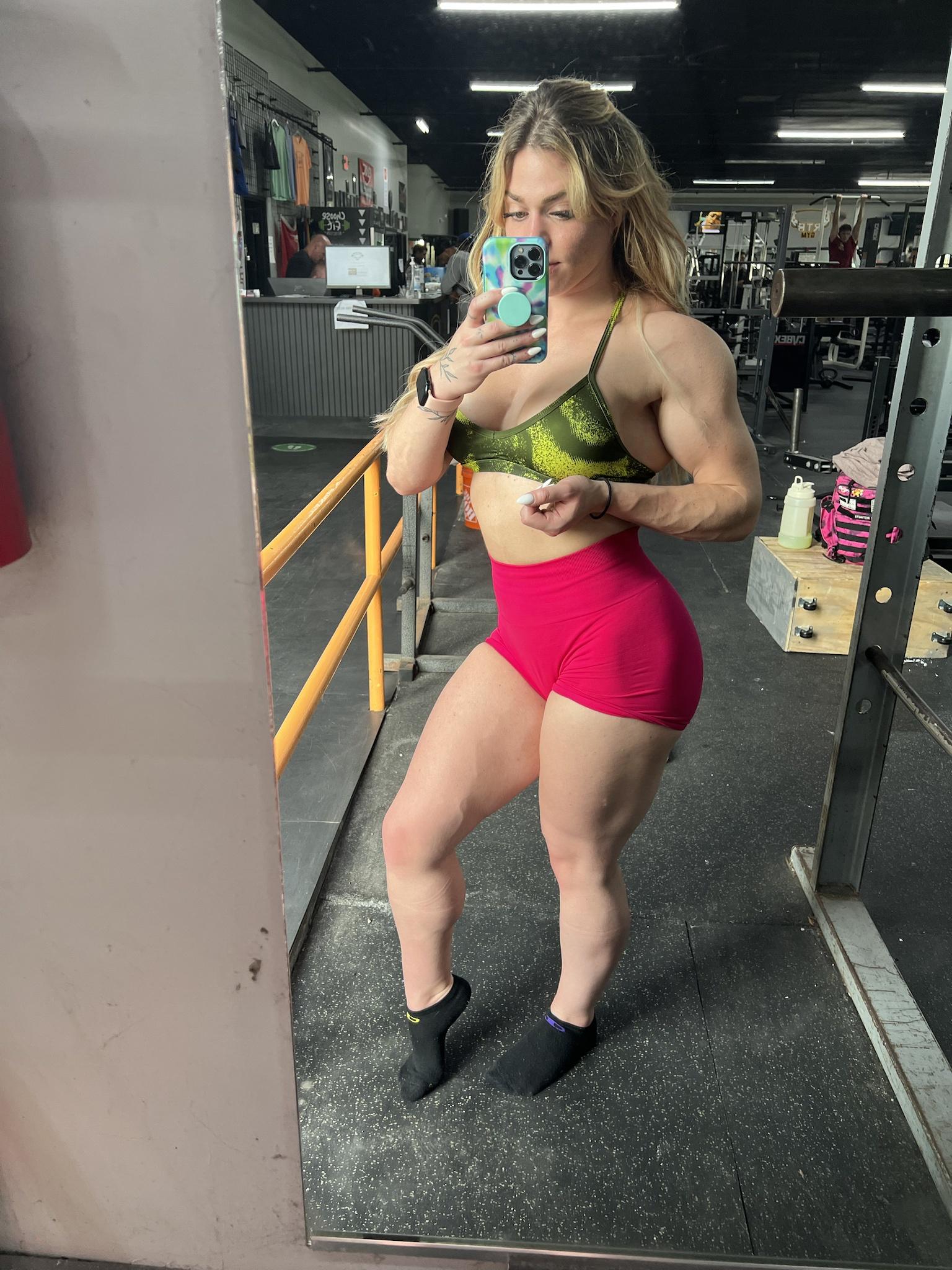 maddieesx : musclegirlsflexing