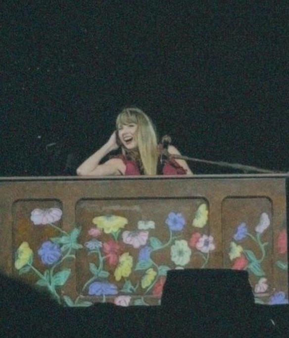 Eras Piano Flowers r/TaylorSwift