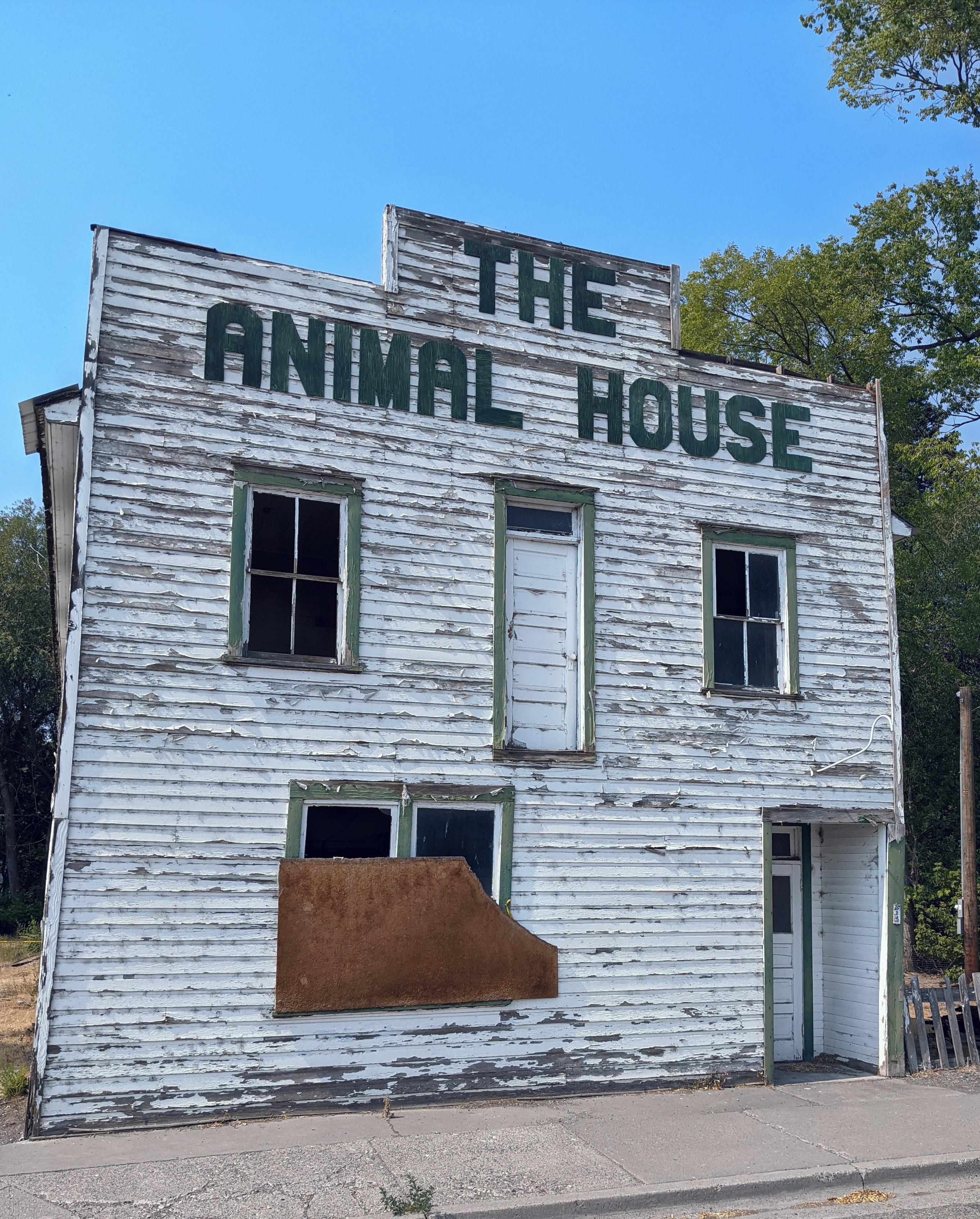 Animal House in Shoshone,ID. Must have been fun? r/AbandonedPorn