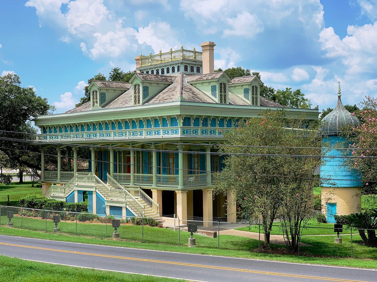 San Francisco Plantation. Garyville, Louisiana. r/ArchitecturePorn