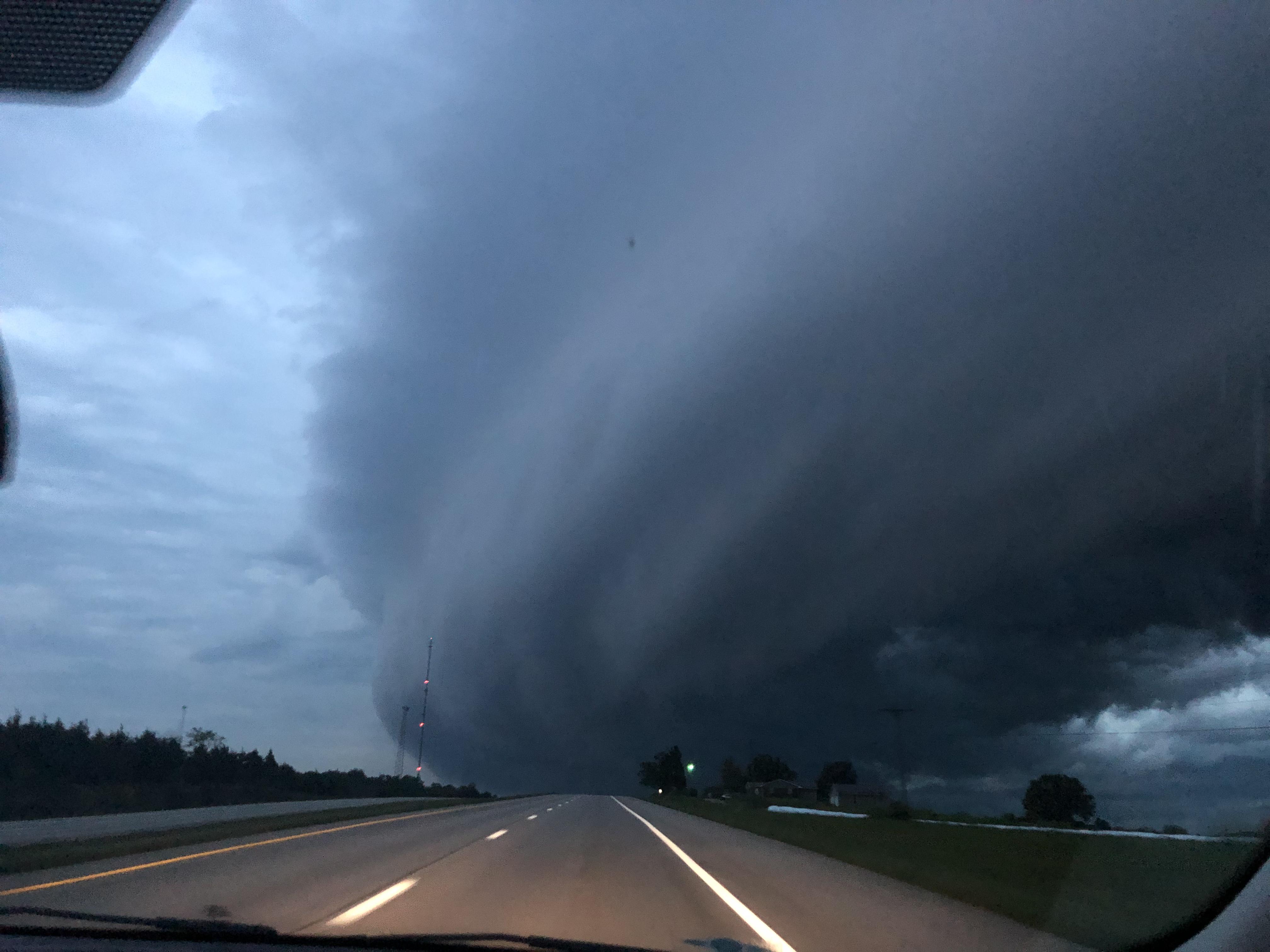 Shelf Cloud south of Jefferson City, MO this morning r/weather
